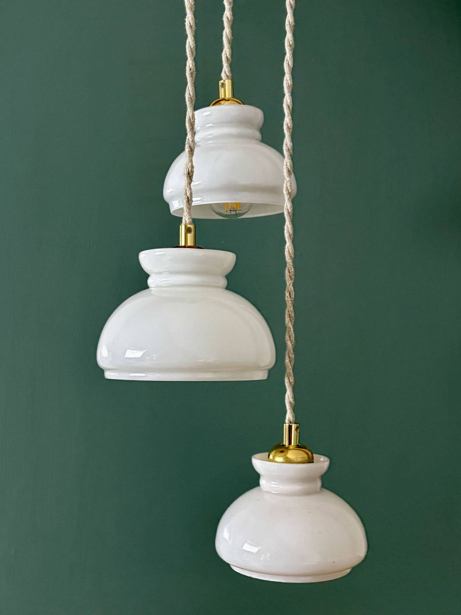 Suspension triple abat-jour vintage en opaline blanche