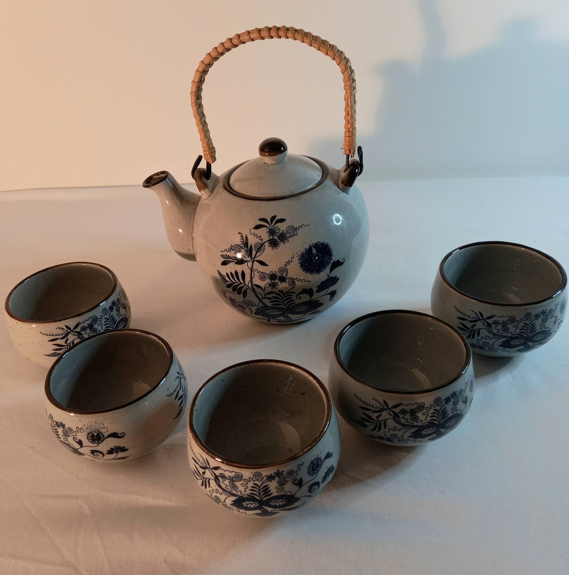 Tea service, teapot and five bowls in oriental style.