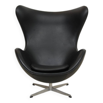 Arne Jacobsen's black leather Egg Chair for Fritz Hansen