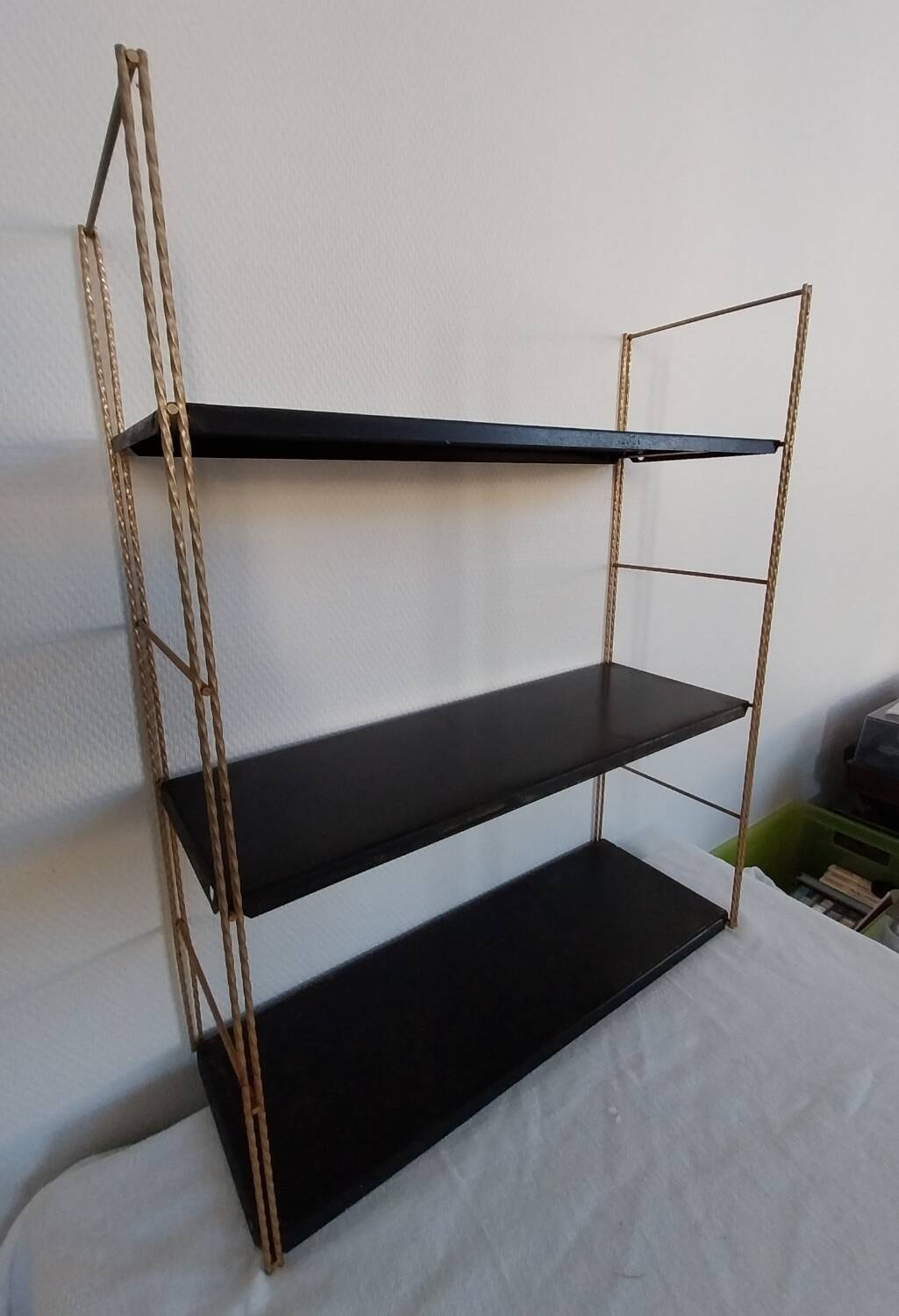 Metal string shelf