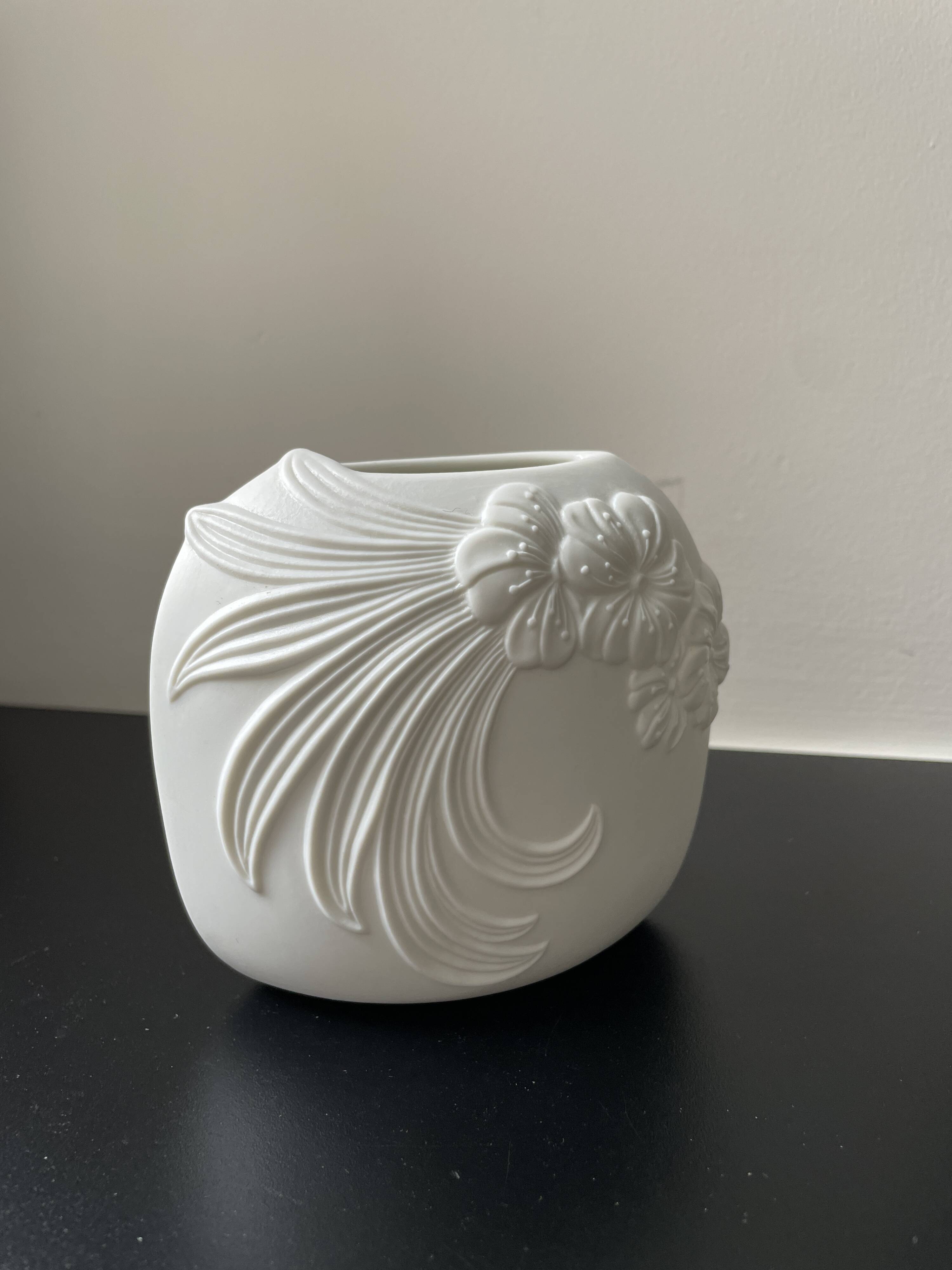 Small Kaiser White Porcelain Vase