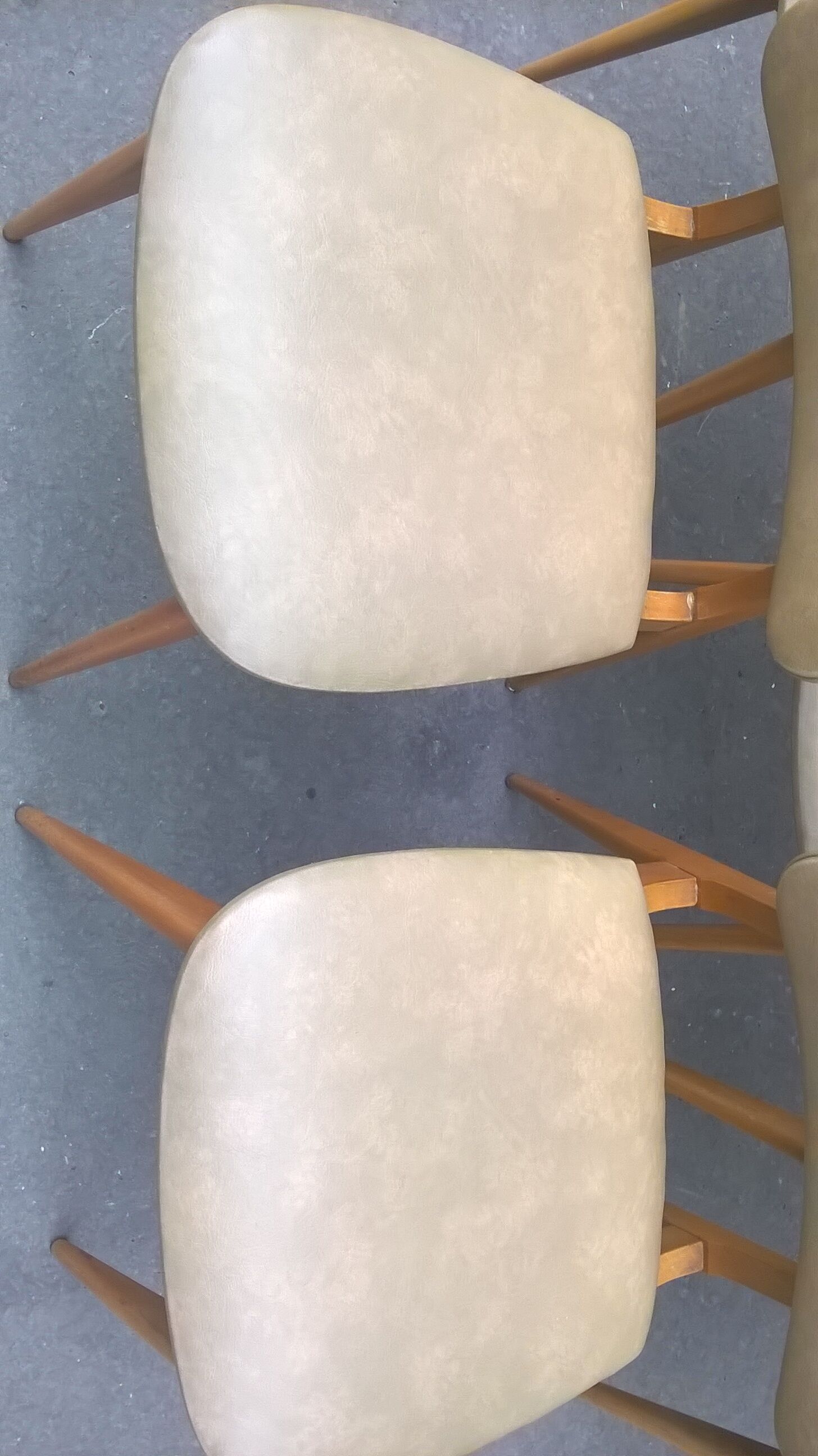 5 chaises style scandinave