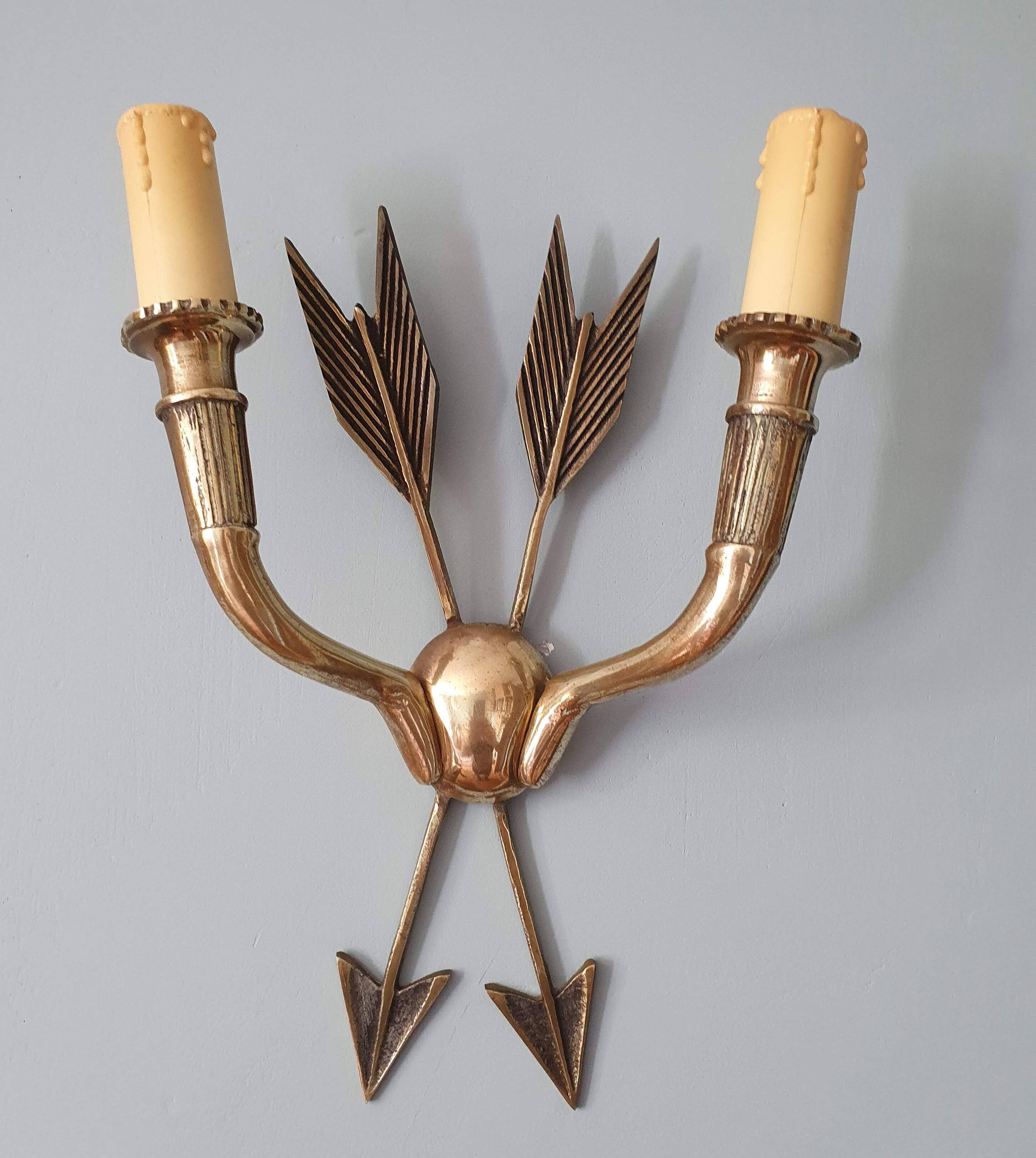 Vintage wall lamp decorated with bronze arrows