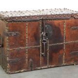 Coffre-fort ancien du XVIIe siècle recouvert de cuir avec la clé d'origine et une excellente patine