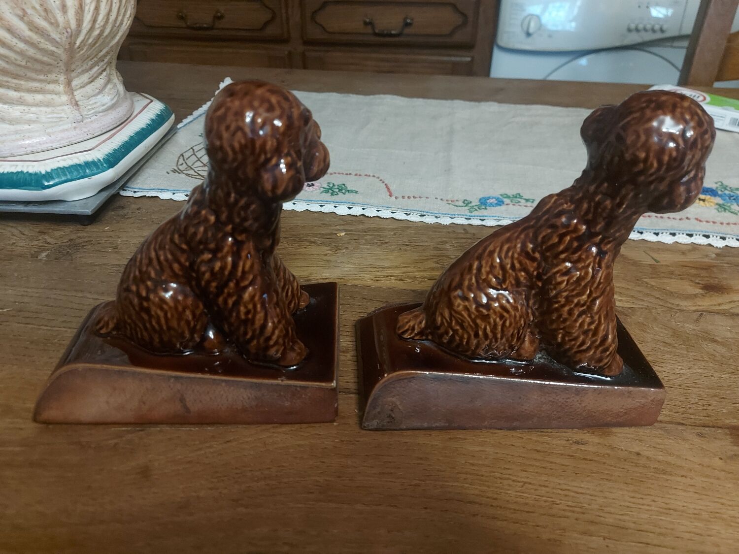 Press book in the shape of a dog made of ceramic.