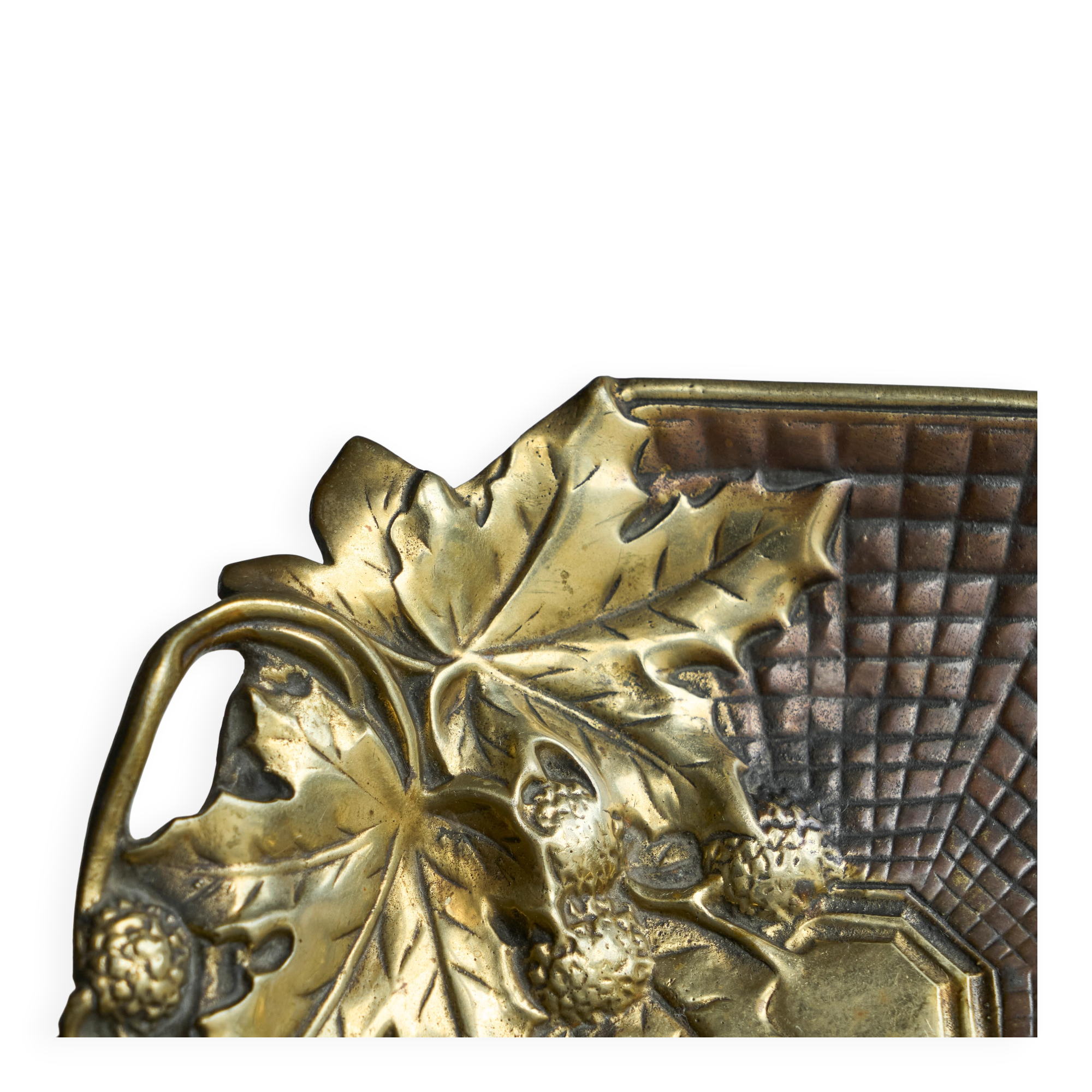Art Deco leaf-shaped catchall in solid brass from the 1930s.