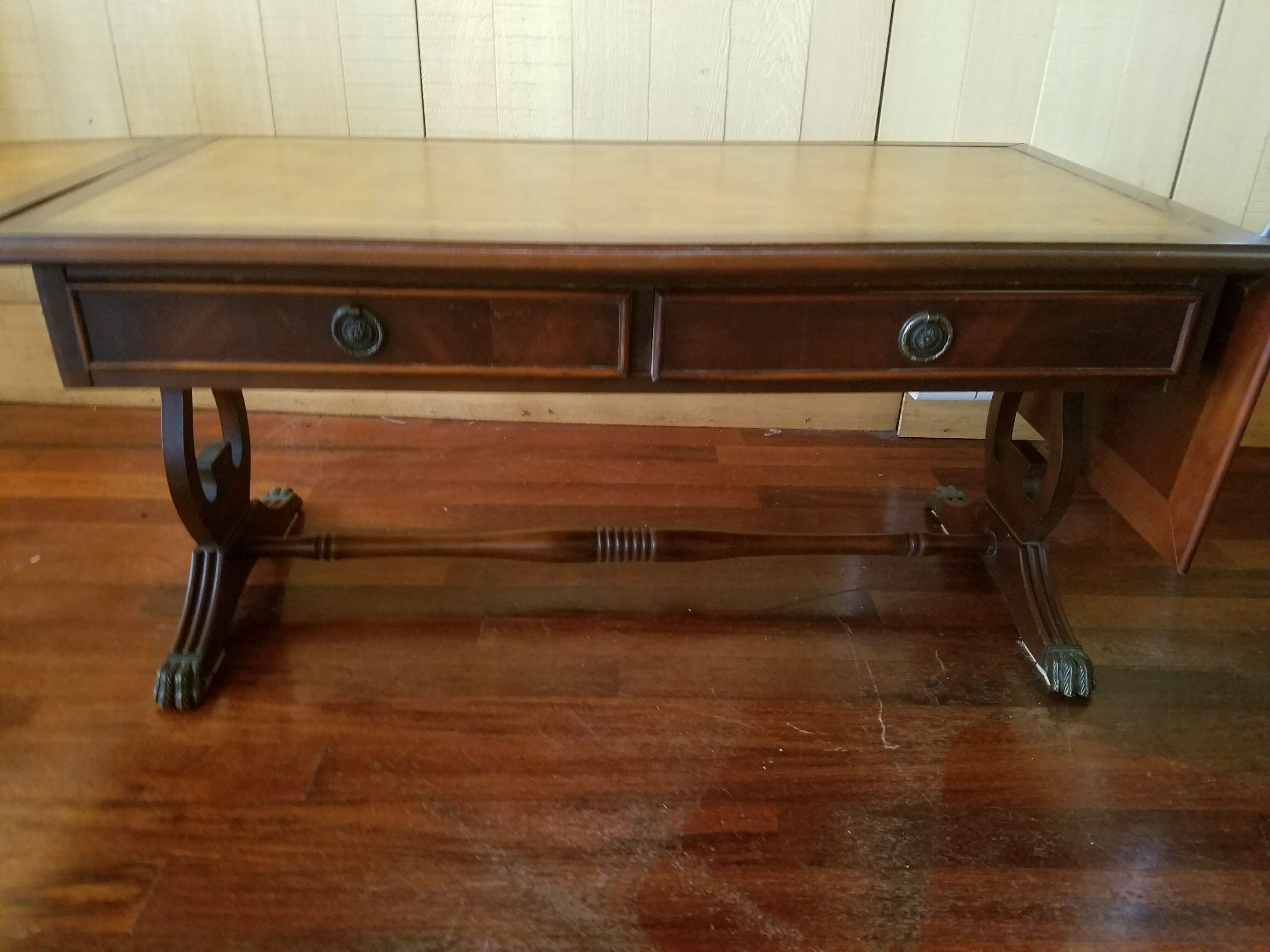 table-tier English lion feet, cherry and leather
