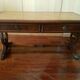 table-tier English lion feet, cherry and leather