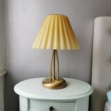 Lampe de table en laiton avec capot en verre plissé années 90