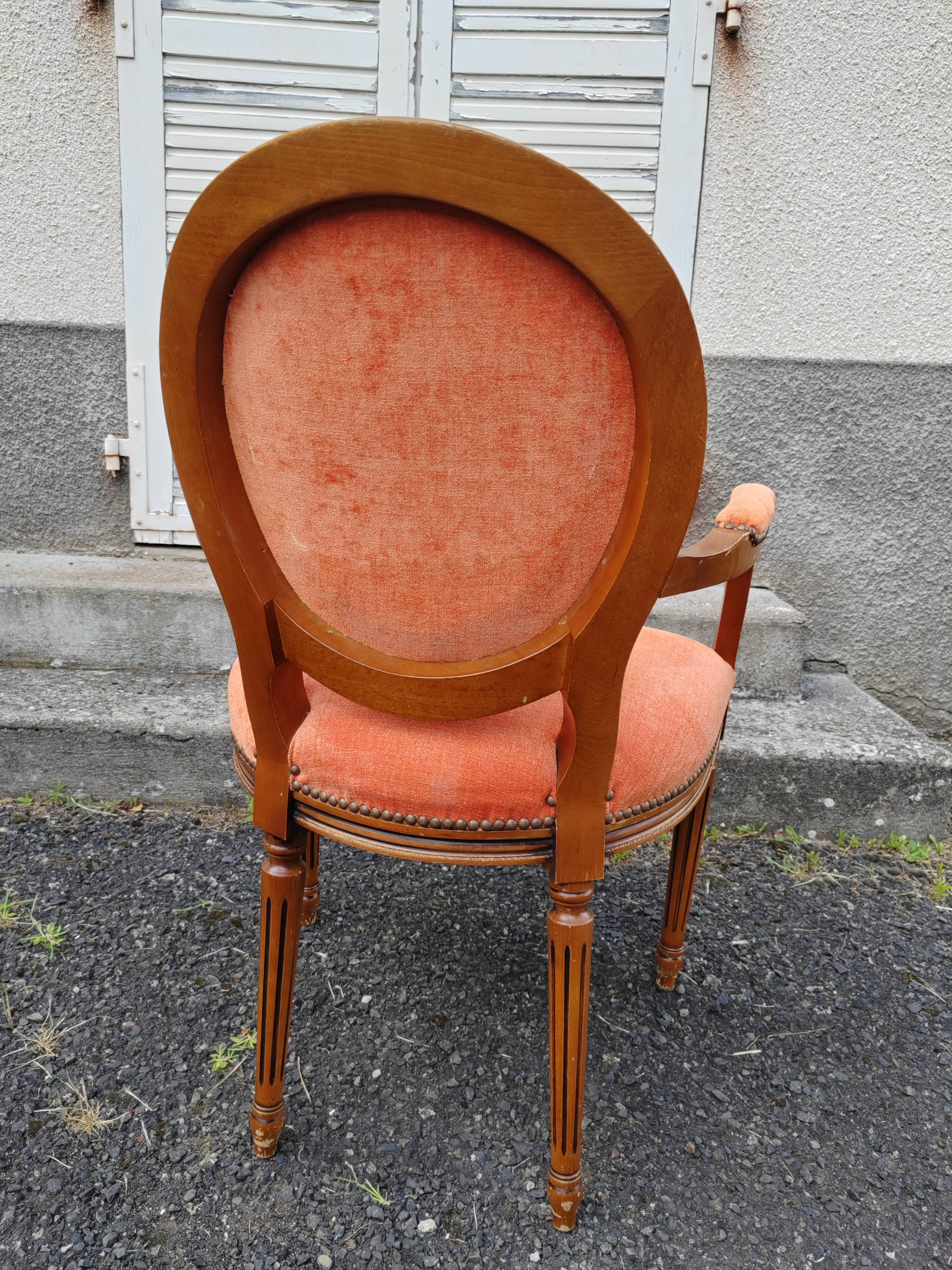 Fauteuil médaillon tapissé orange