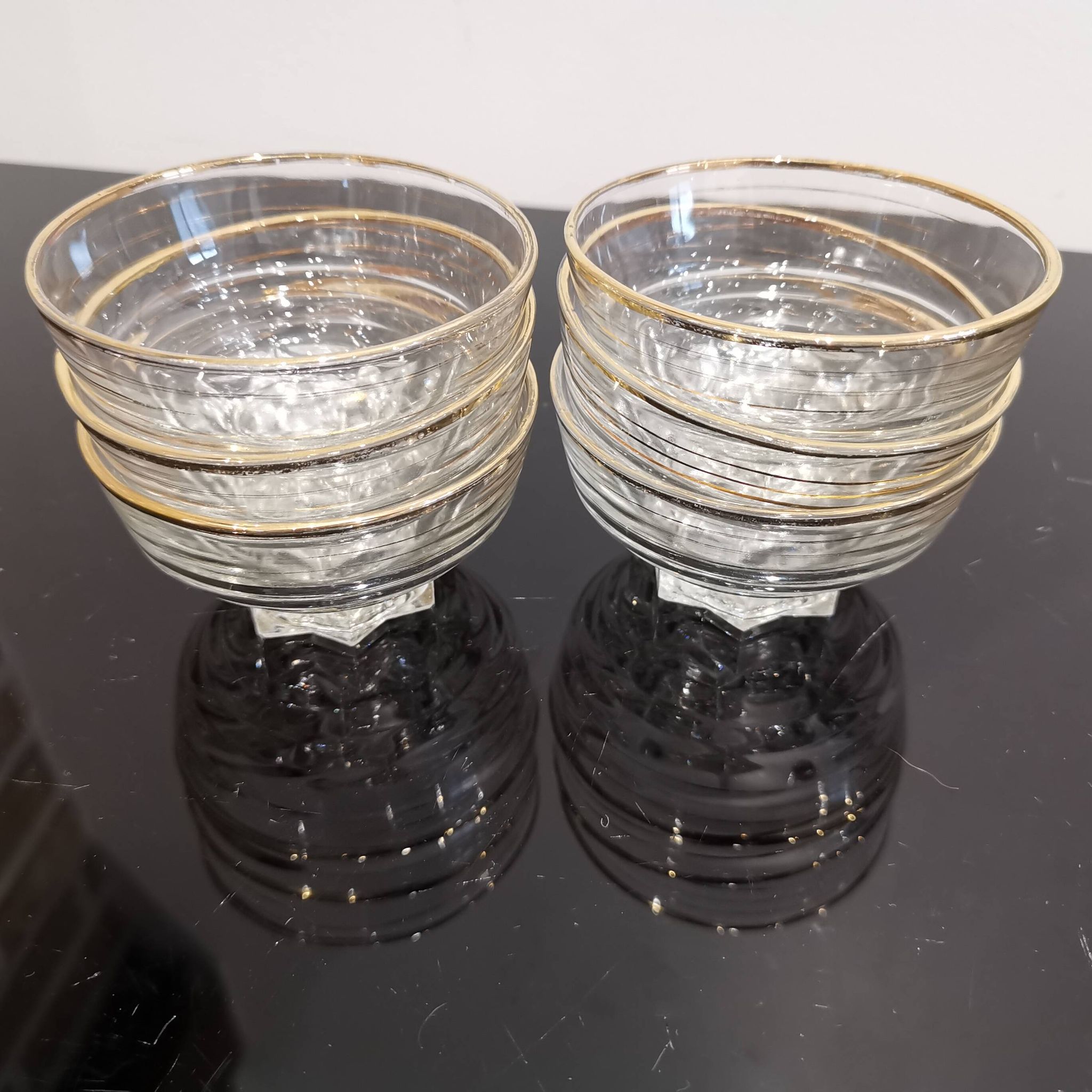 Set of 6 champagne glasses with gold edging and vintage star feet