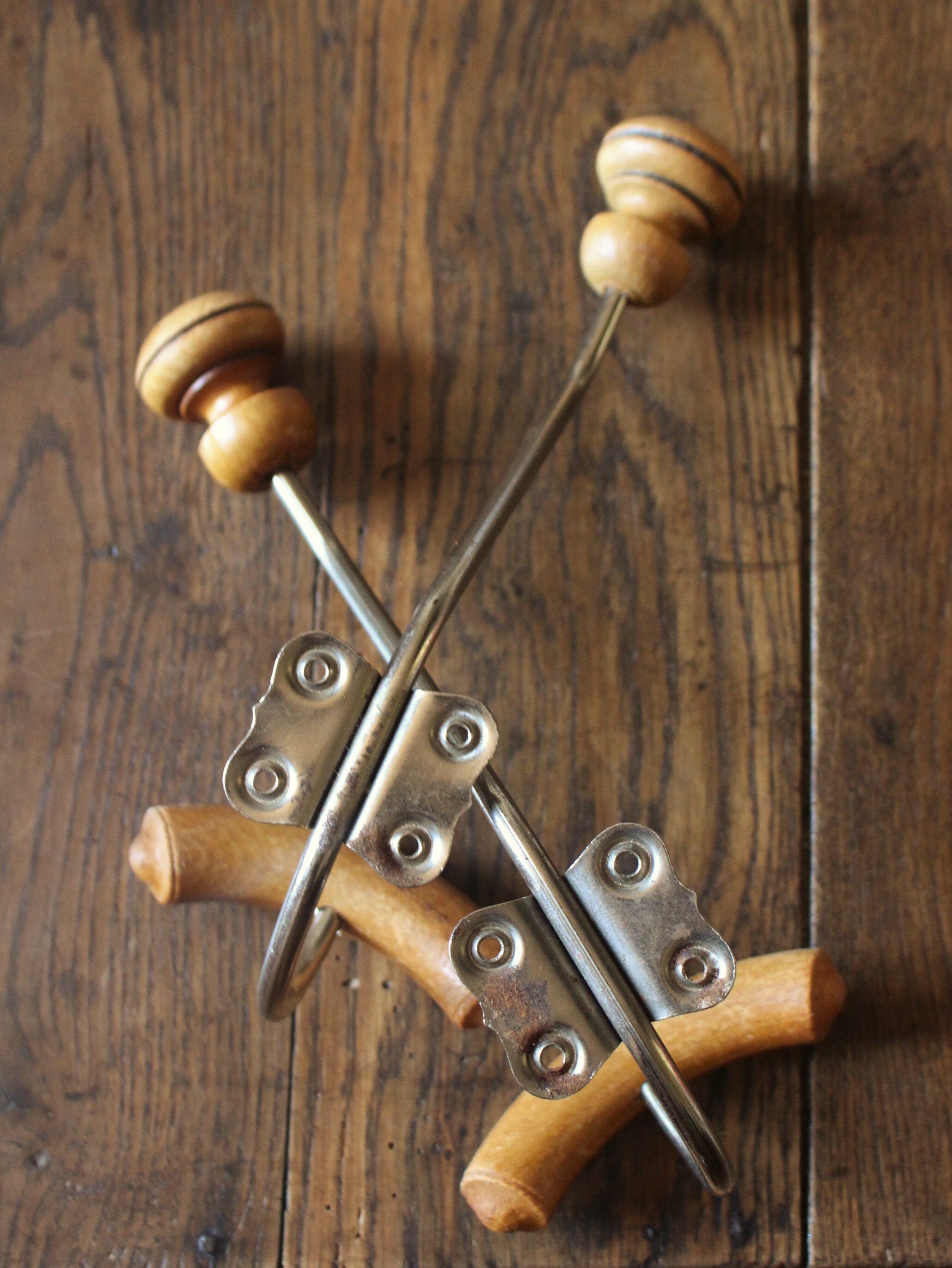 Pair butterfly hooks locust ball wood