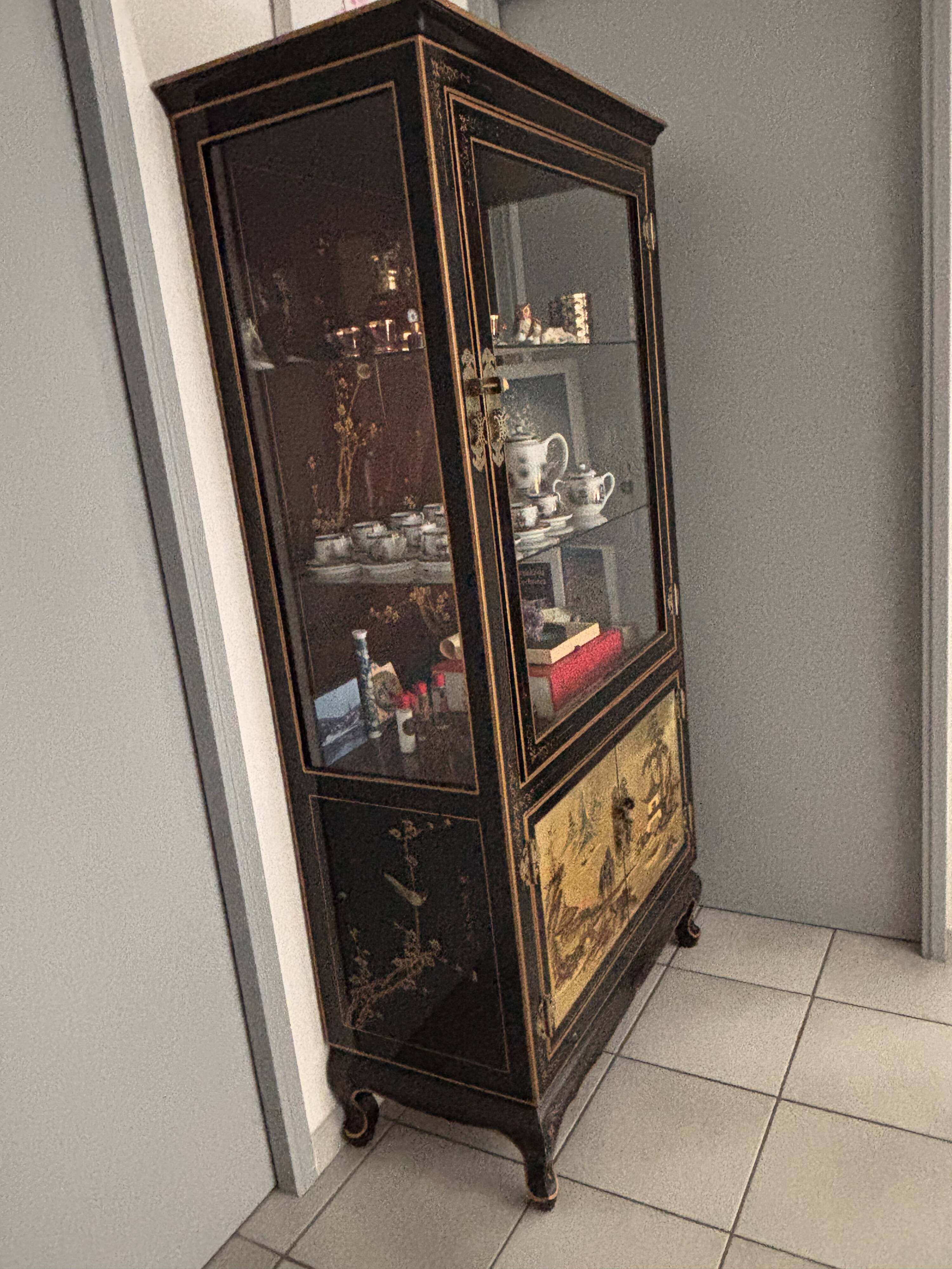 Large Asian Showcase in Black and Gold Lacquer - Display Cabinet