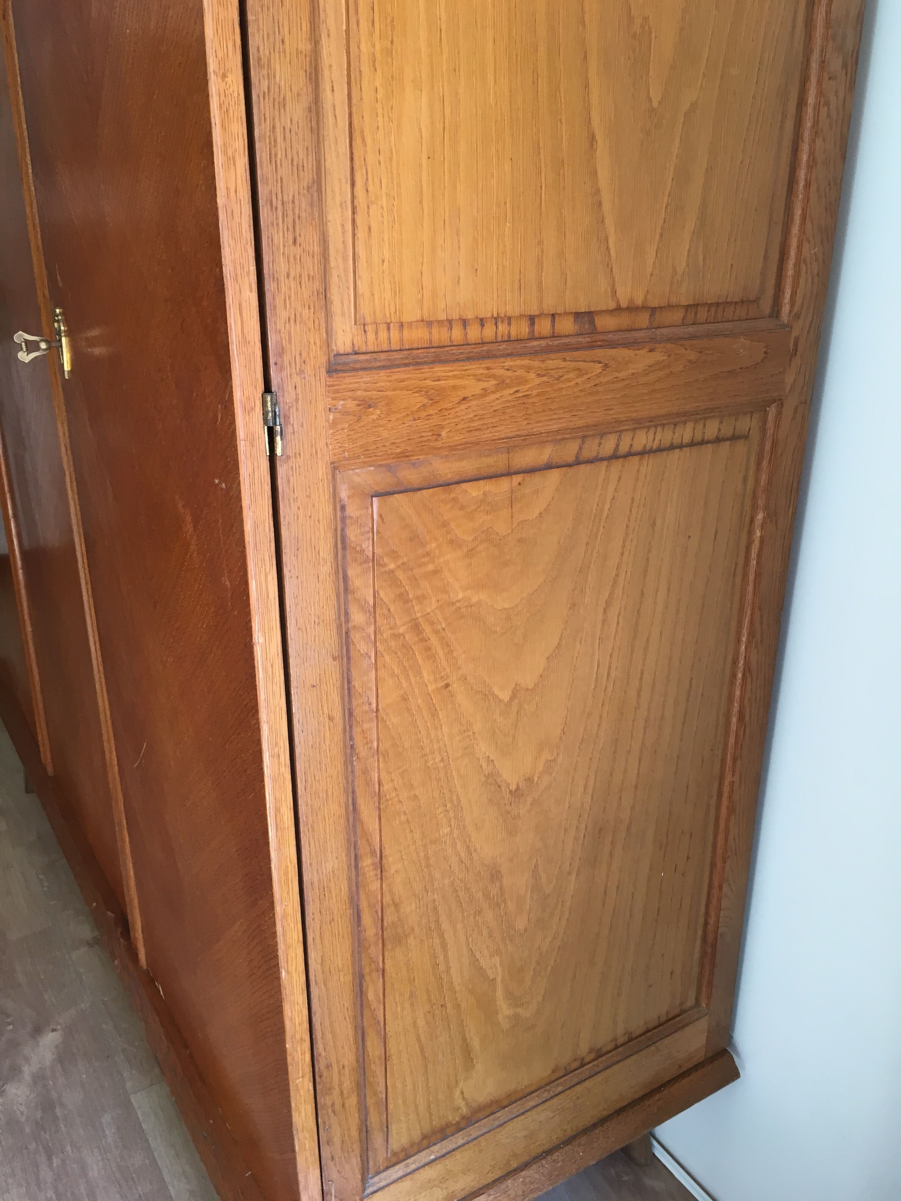 Vintage 3-doors cabinet with feet compass