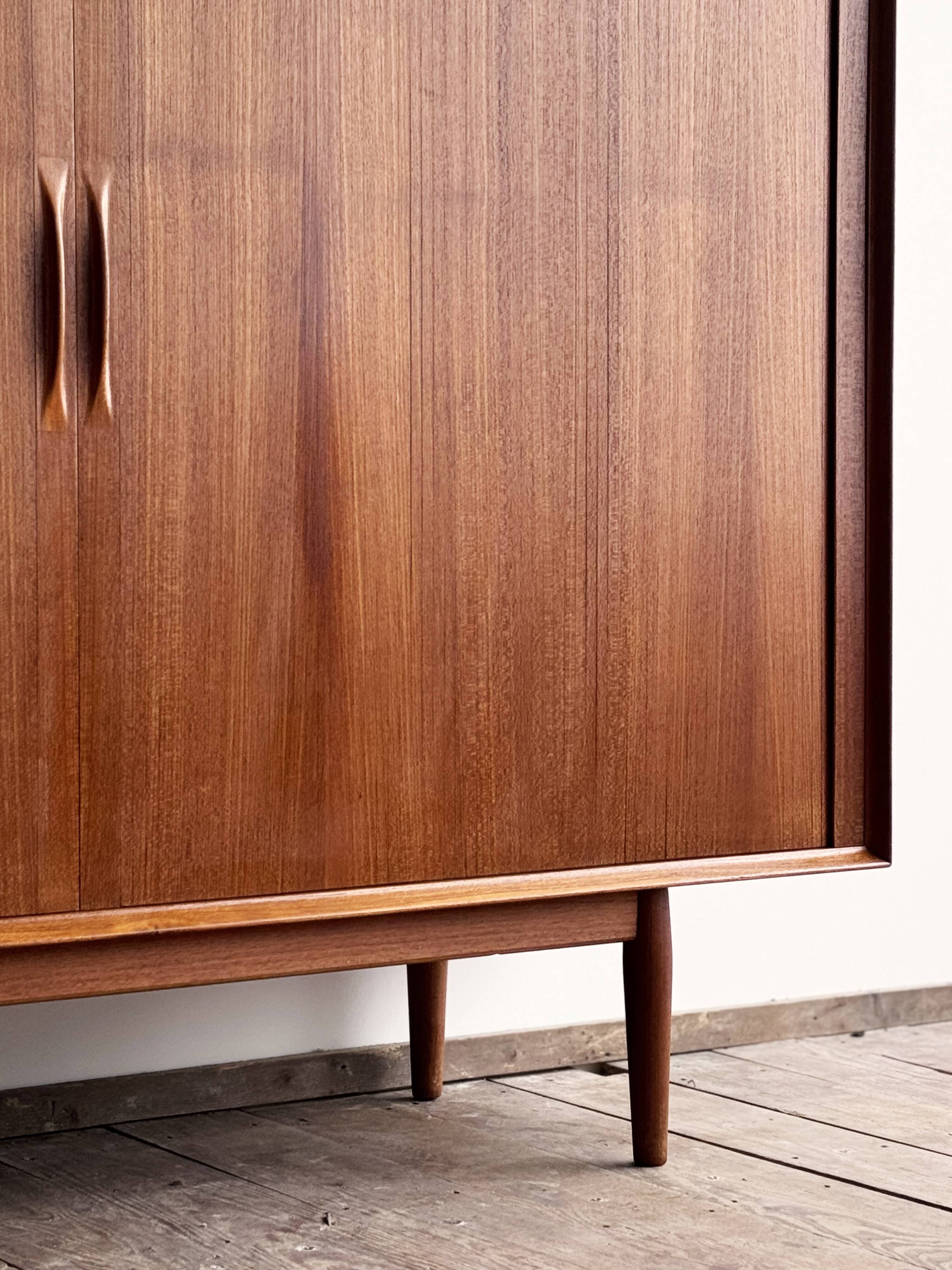 Grand Buffet Mid-Century Moderne en Teck avec Portes Tambour par Arne Vodder pour Sibast, Danemark
