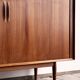 Grand Buffet Mid-Century Moderne en Teck avec Portes Tambour par Arne Vodder pour Sibast, Danemark