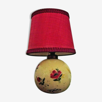 Lampe de table en verre floral vintage Français peinte à la main avec abat-jour rouge. La base de la lampe est d