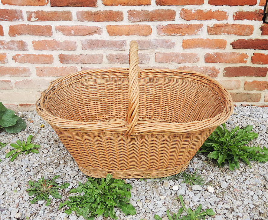 Basket with light wicker linen