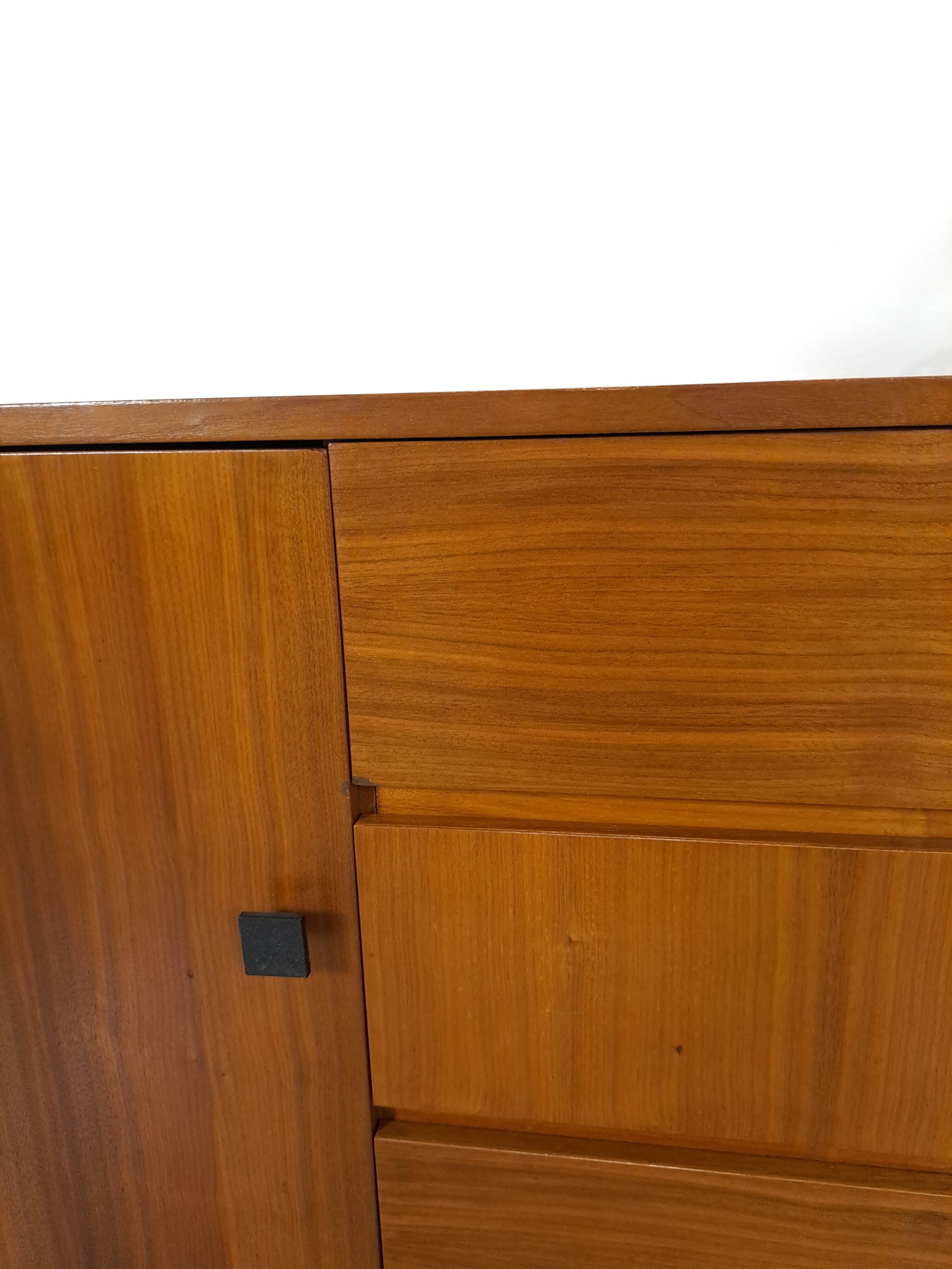 Armoire avec espace de rangement et poignées noires, buffet vintage
