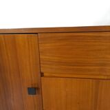 Armoire avec espace de rangement et poignées noires, buffet vintage
