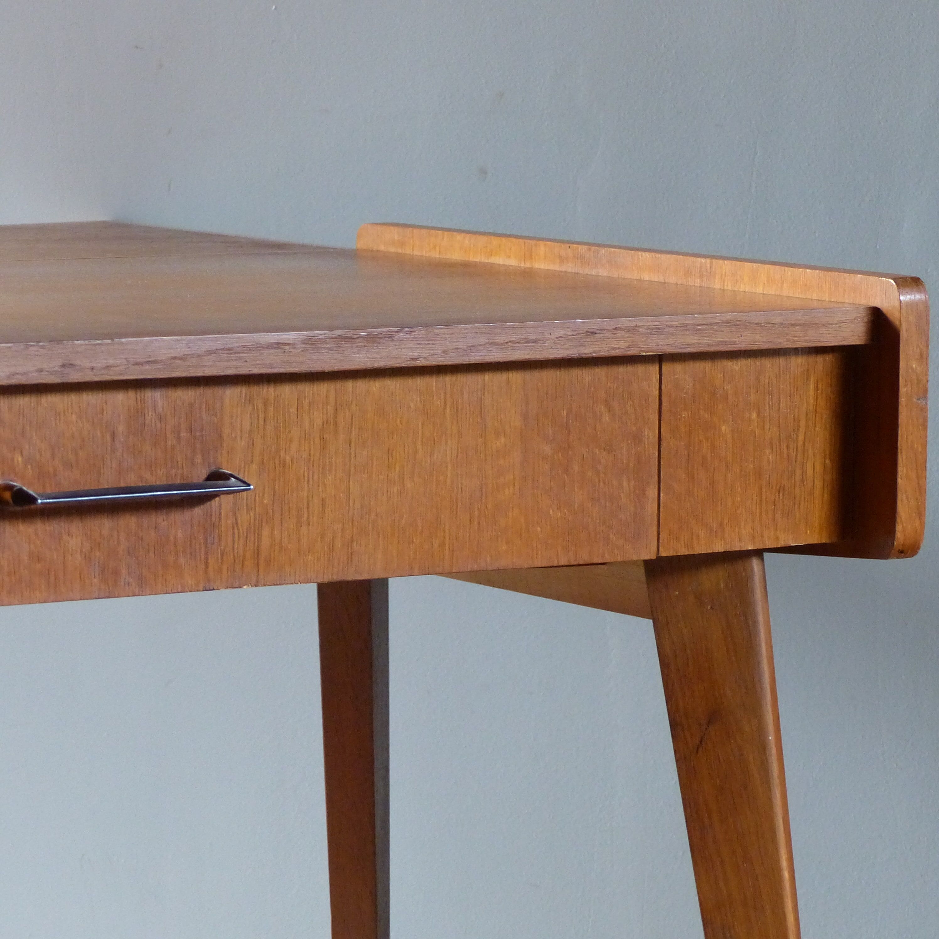 Bureau moderniste à pieds compas