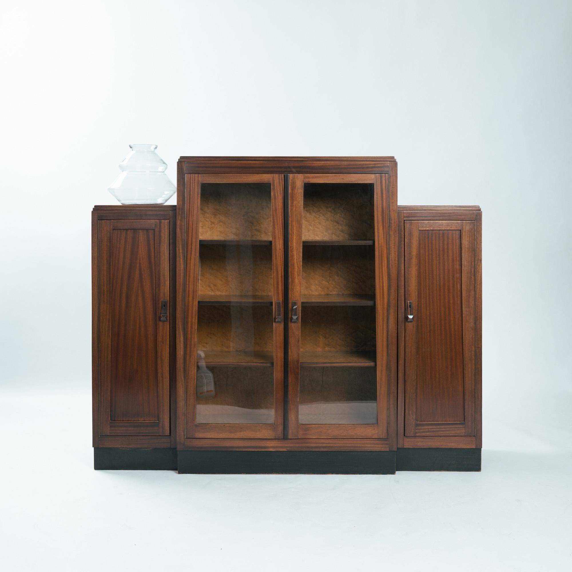 Cabinet Art Déco en noyer et érable œil de perdrix de l'école d'Amsterdam avec portes en verre, années 1930