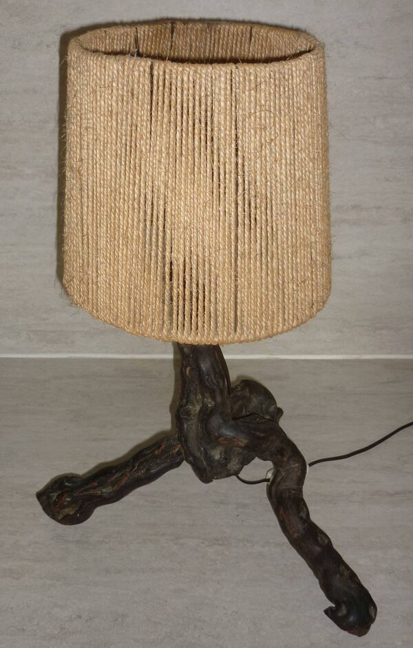 Lampe brutaliste en cep de vigne et abat jour corde ou tissu vintage