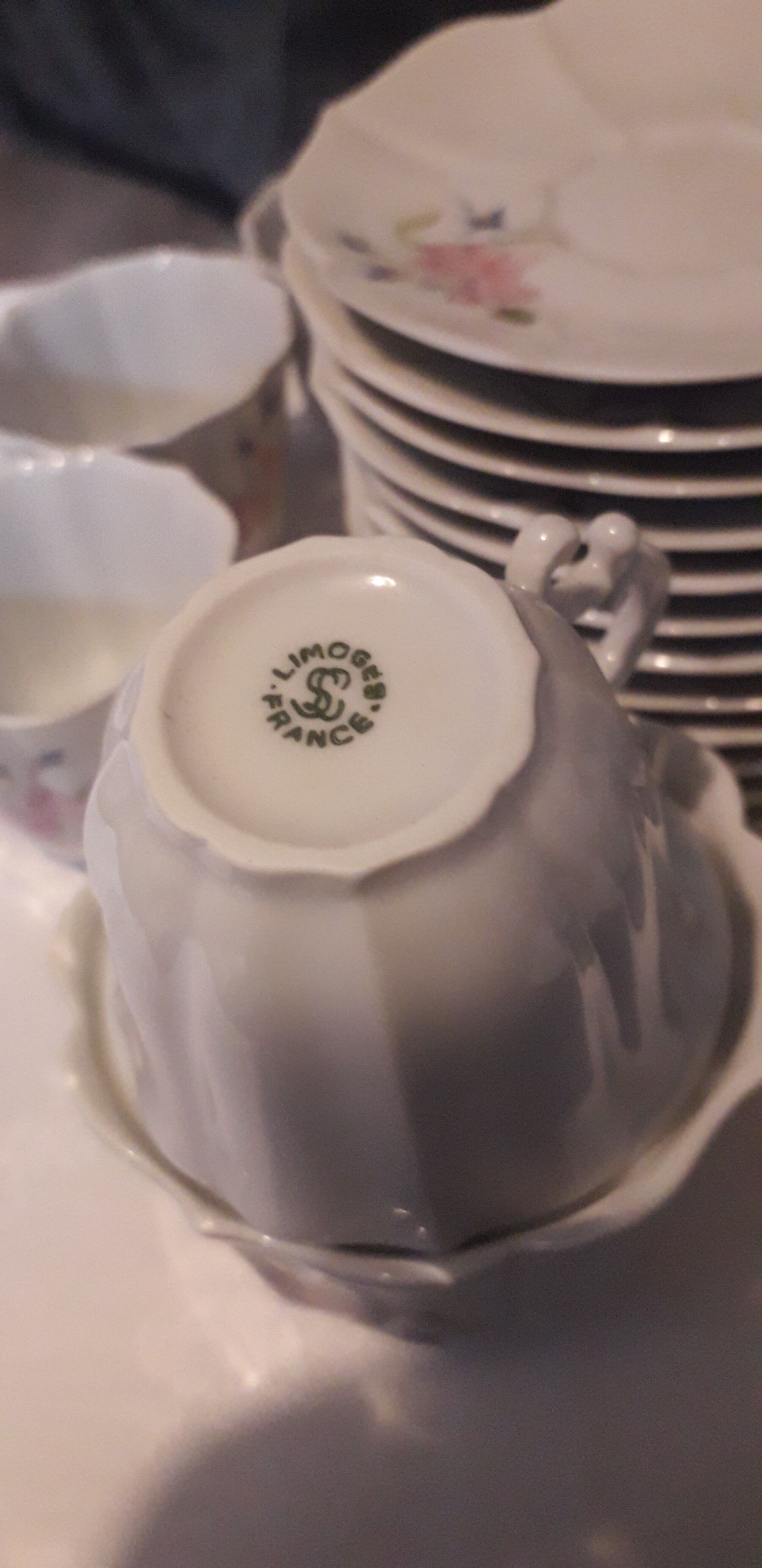 Coffee service: 12 cups and saucers + sugar in fine Limoges porcelain