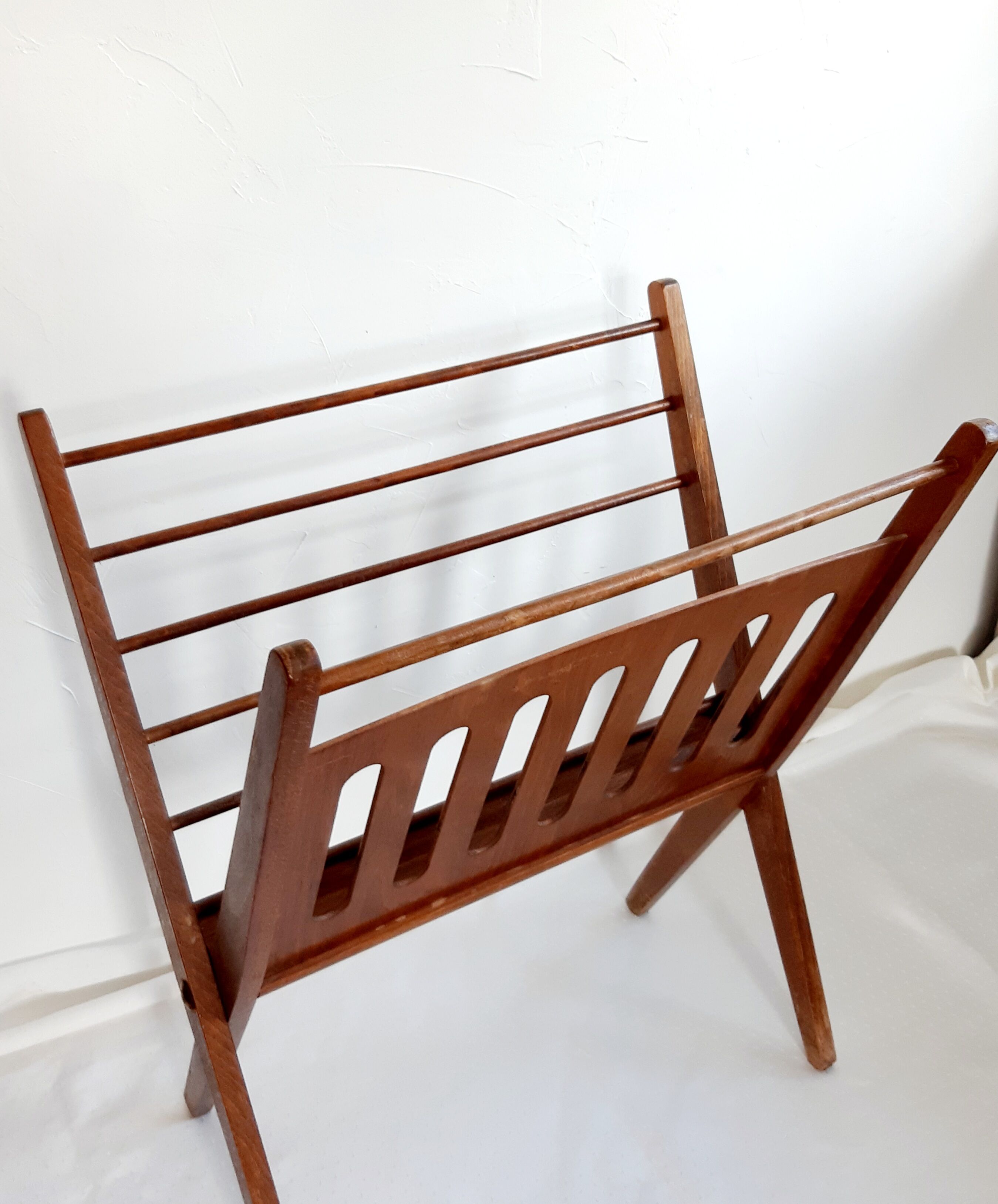 Scandinavian magazine holder