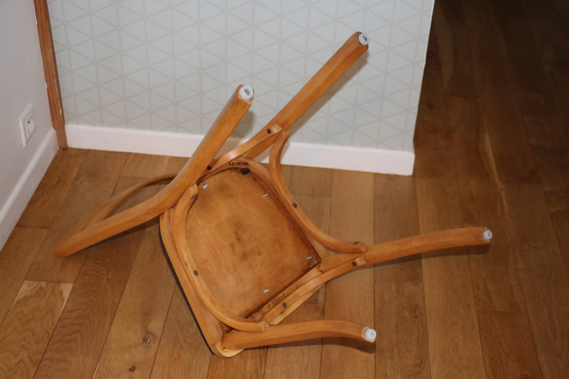 2 chaises Baumann N°19 hêtre clair skai noir