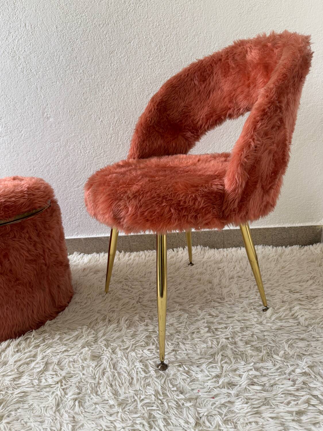 Chaise et pouf moumoute années 70