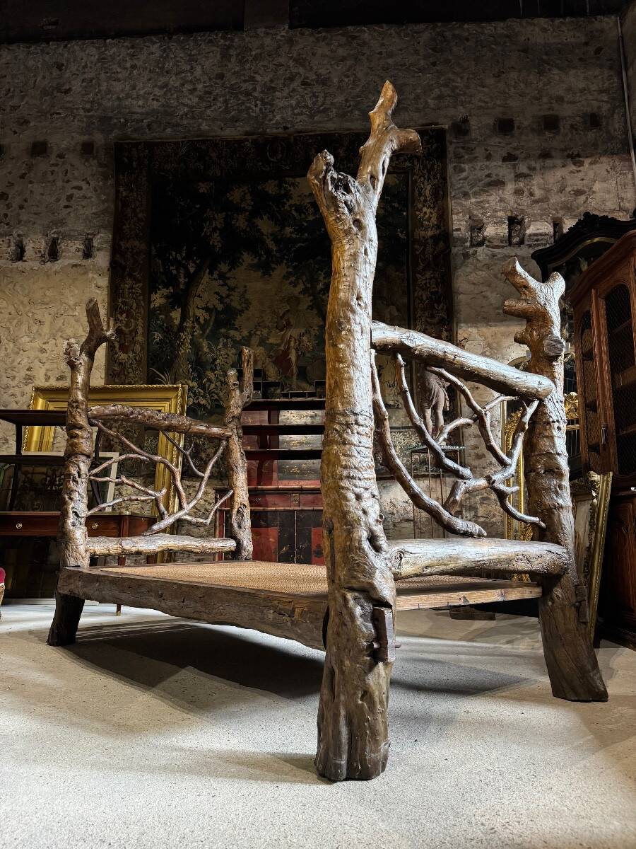 Lit brutaliste en bois exotique vers 1970