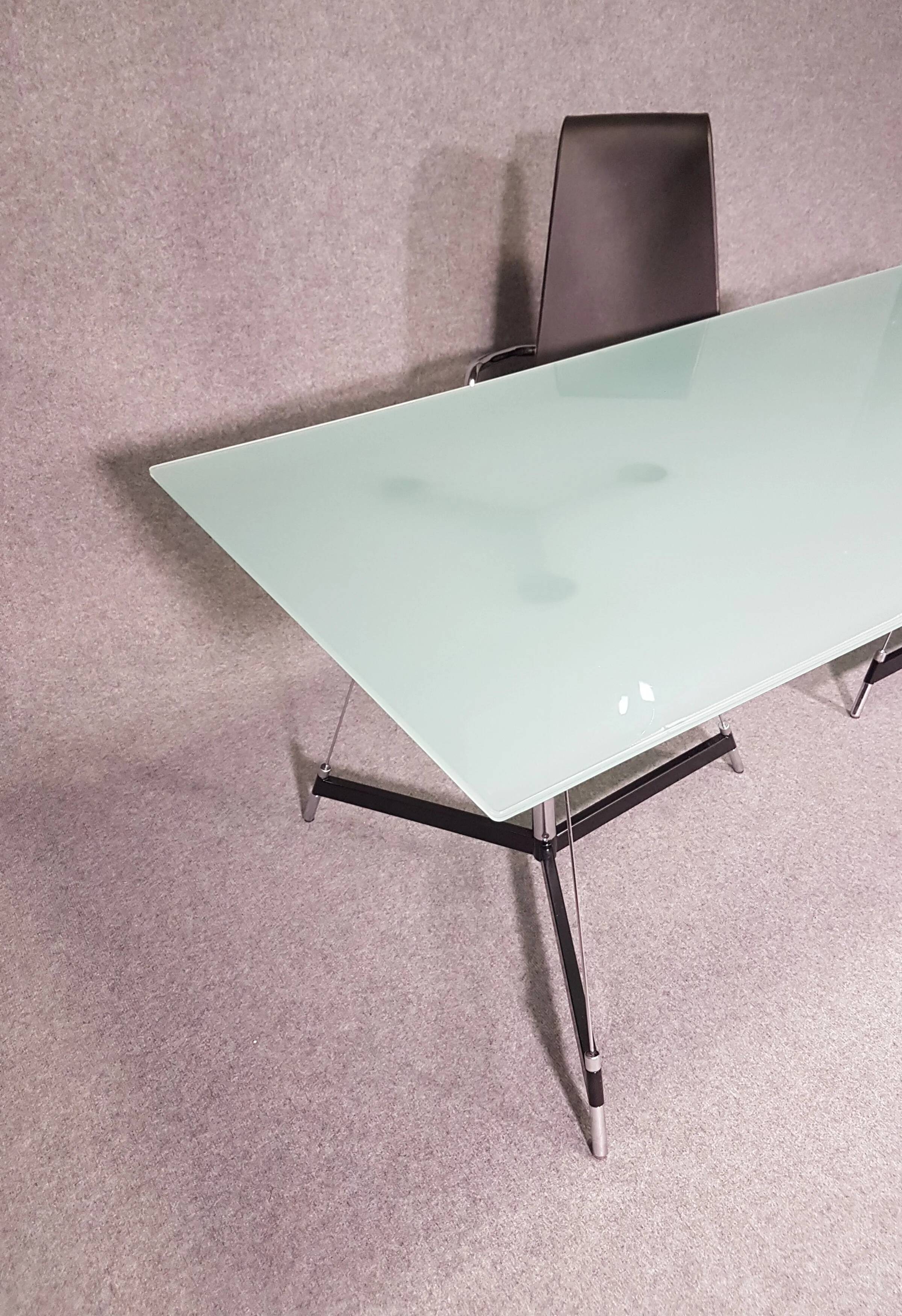 Table tripode italienne / plateau en verre mat / Gabriel Teixidós