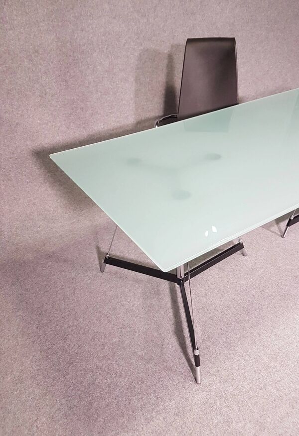 Table tripode italienne / plateau en verre mat / Gabriel Teixidós