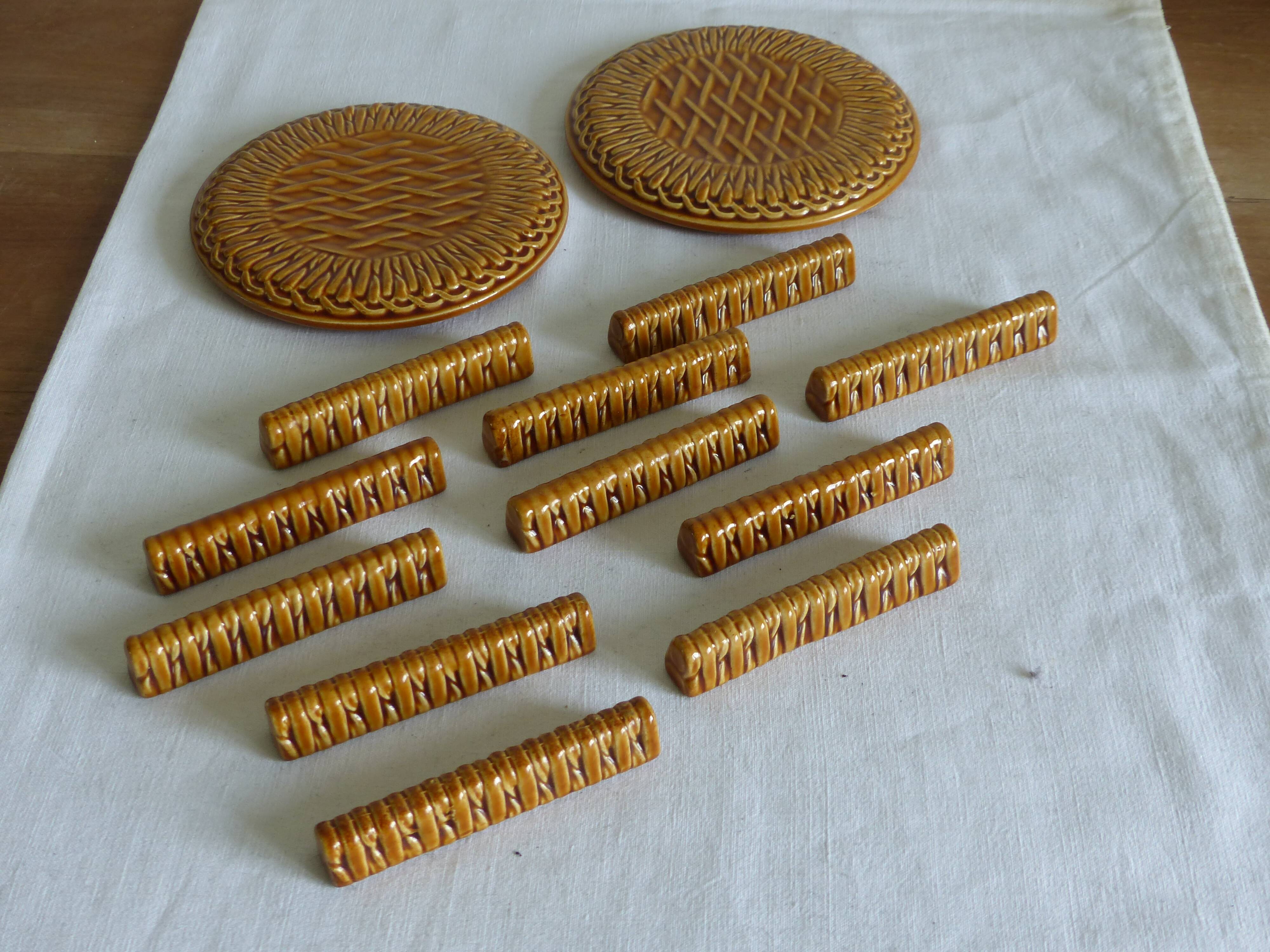 11 knife holders and 2 bottle coasters in Gien earthenware