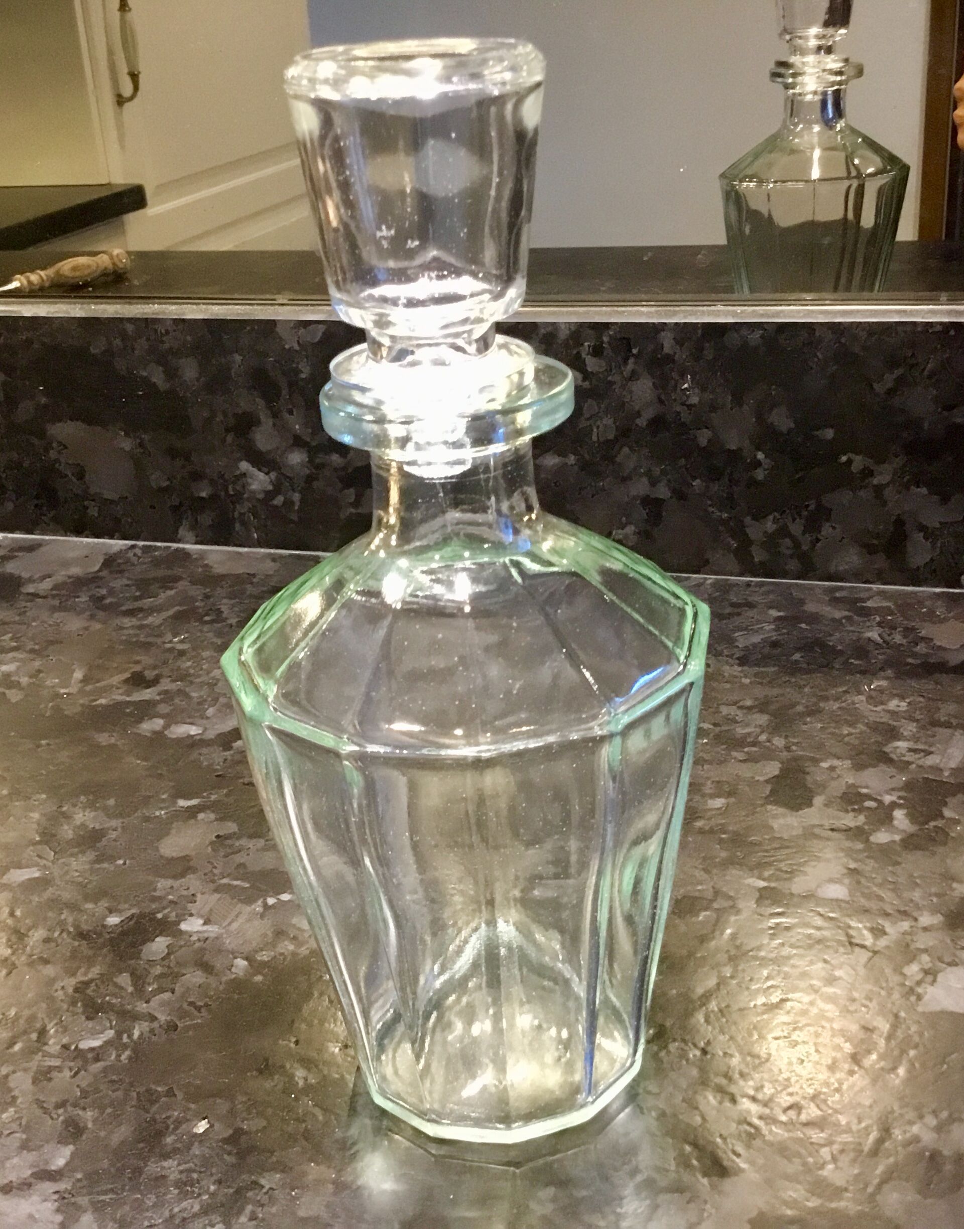 Carafe vintage en verre à 12 pans avec son bouchon