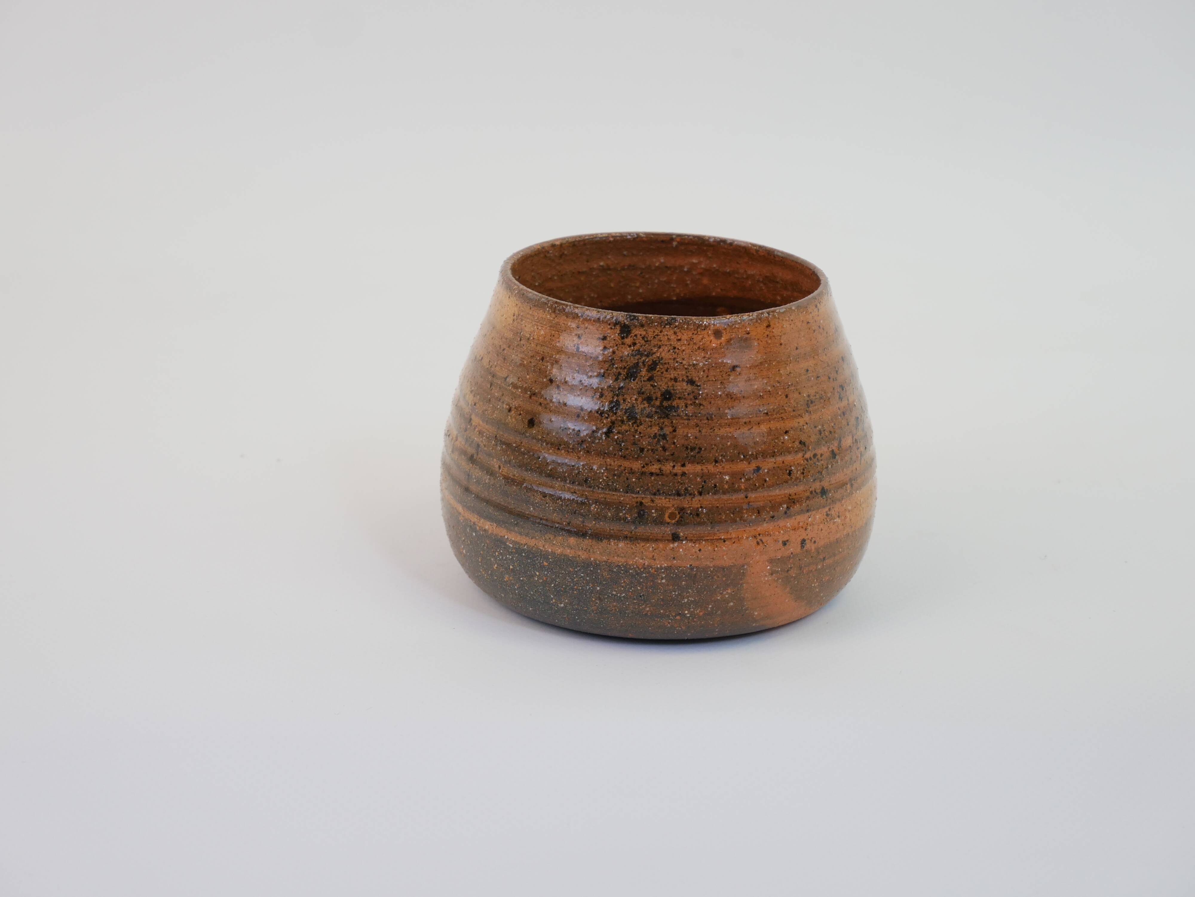 Petit pot en céramique tourné orange et marron