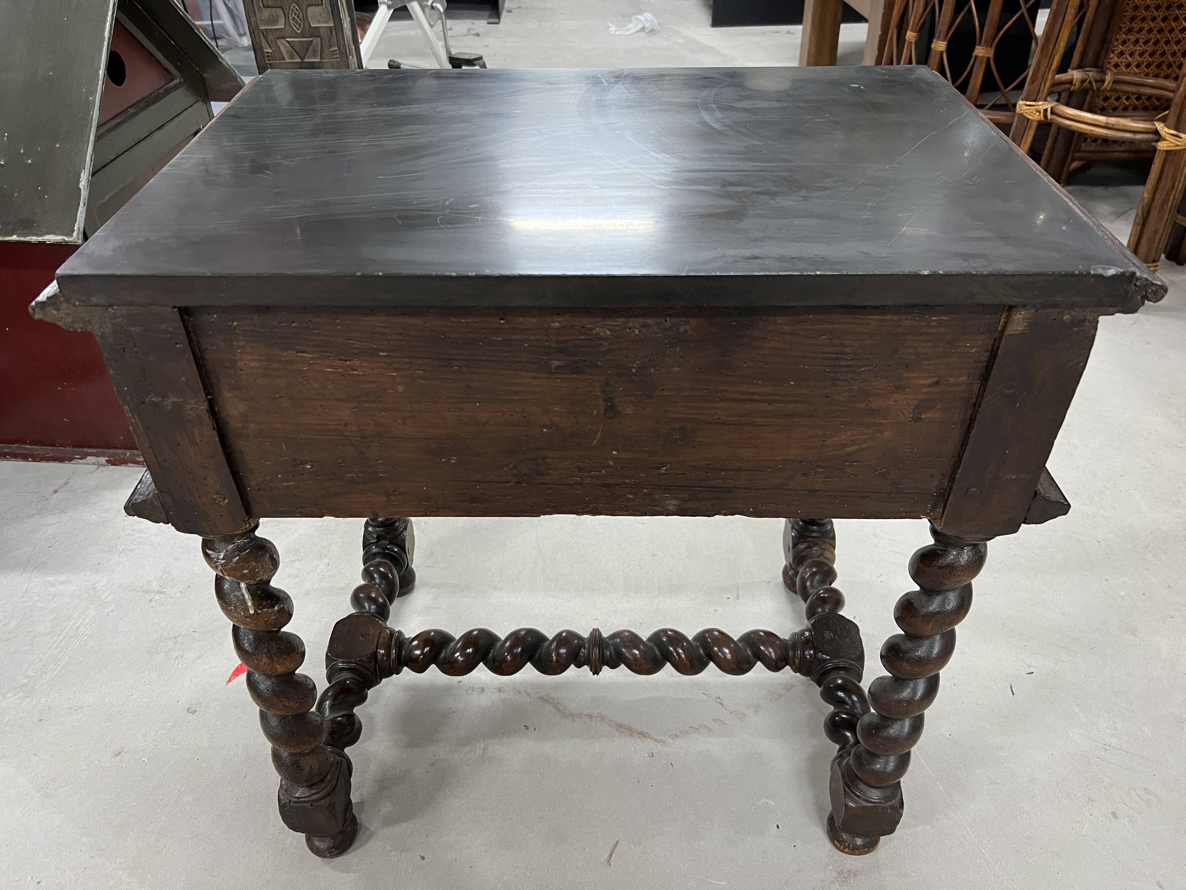 Table d'appoint à pieds torsadés