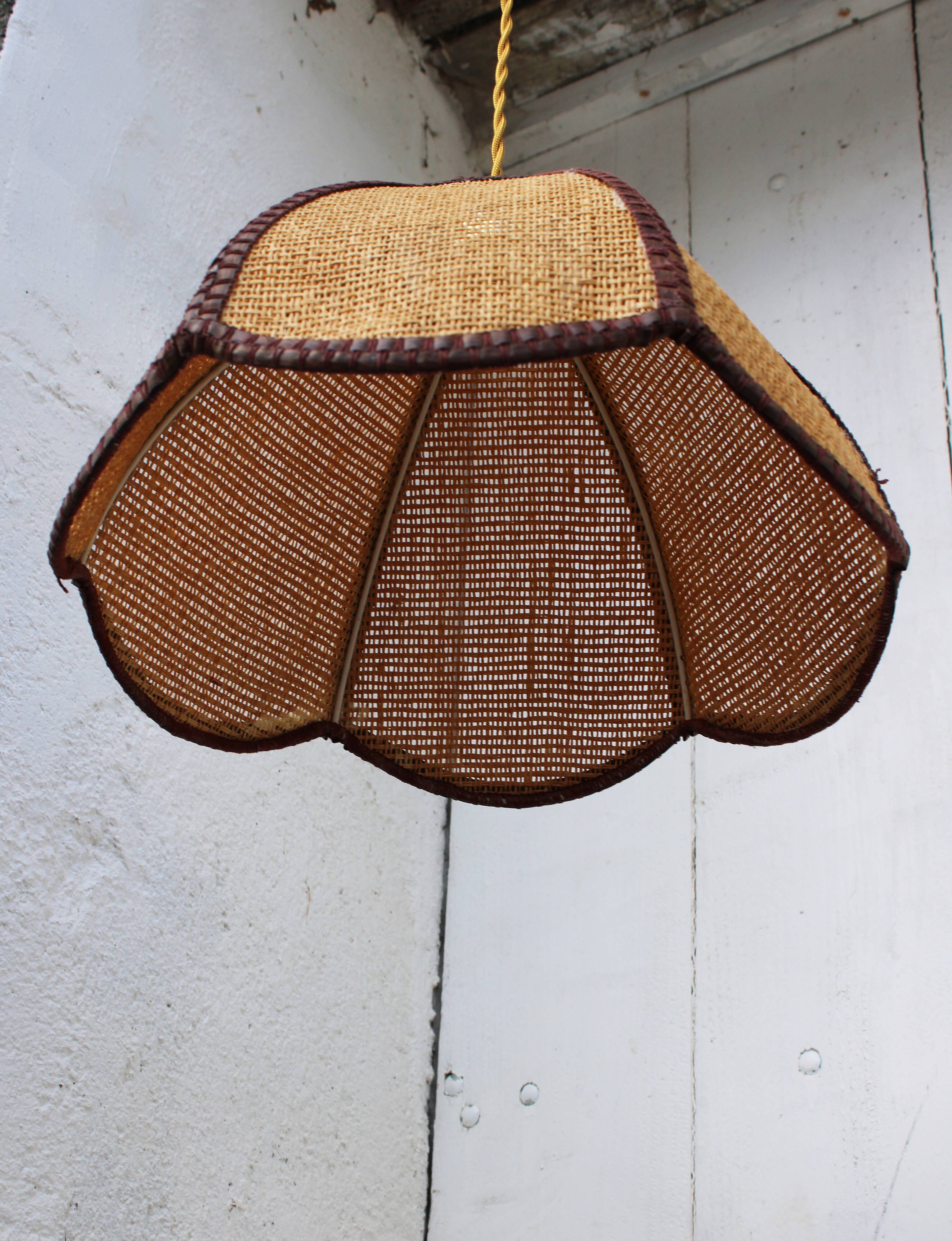 Hanging flower in rattan and rope