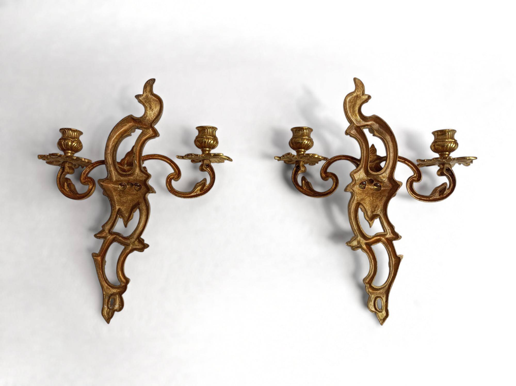 Pair of Rococo wall sconces in gilded bronze, Hollywood Regency, from the years.