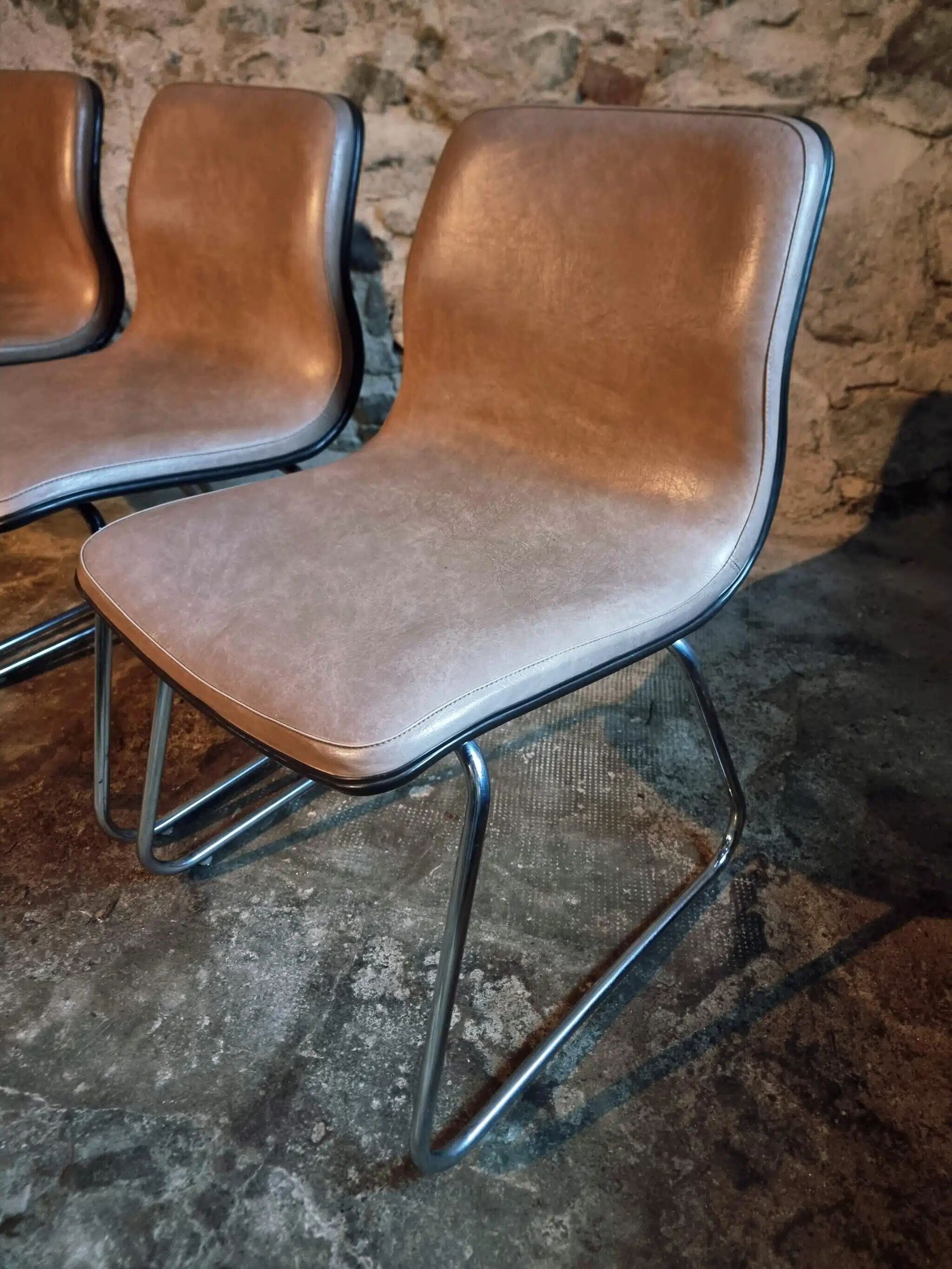 Ensemble de quatre chaises vintage françaises à piètement luge en vinyle beige-taupe, 1976