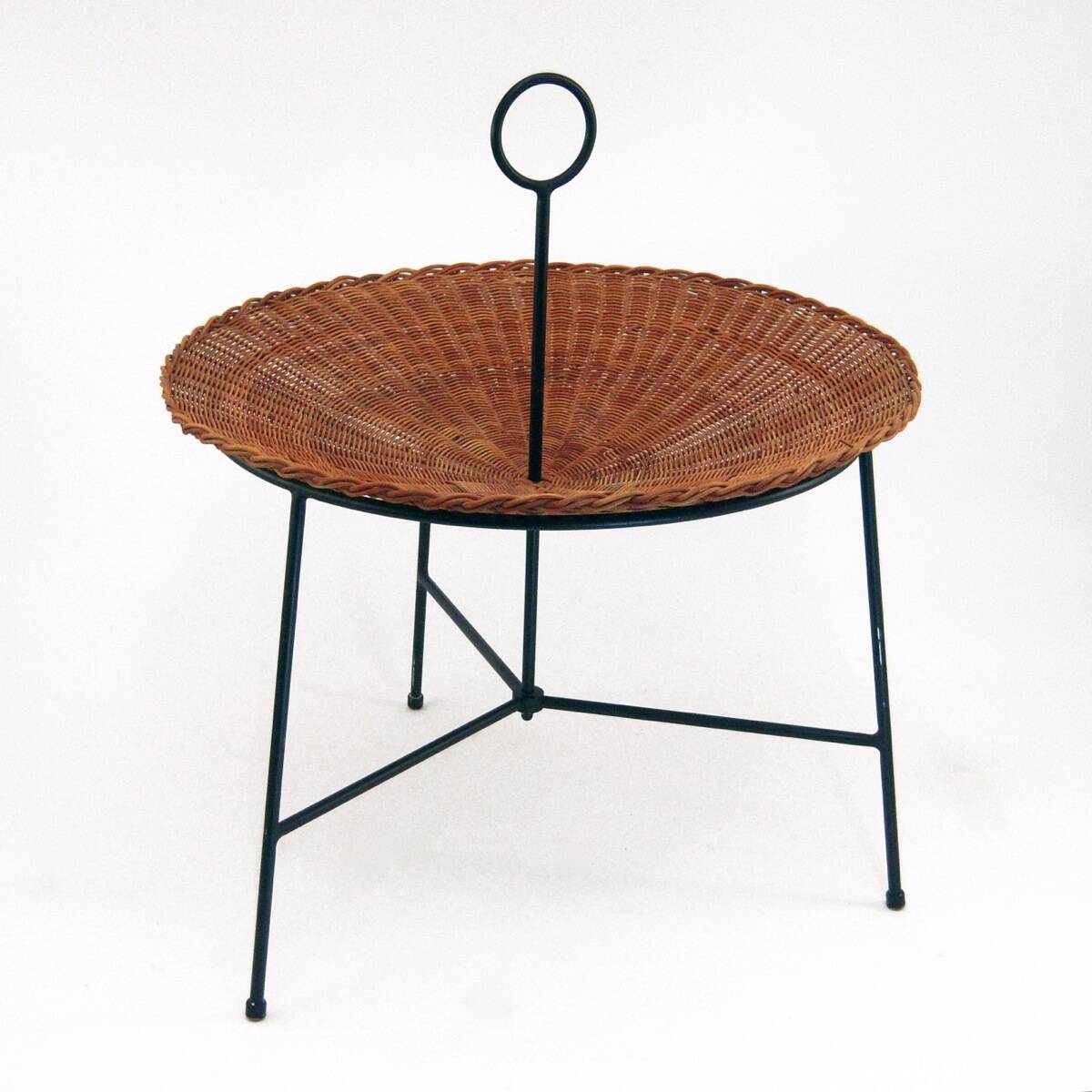Table incurvée, porte revue en osier et laiton laqué noir, 1960