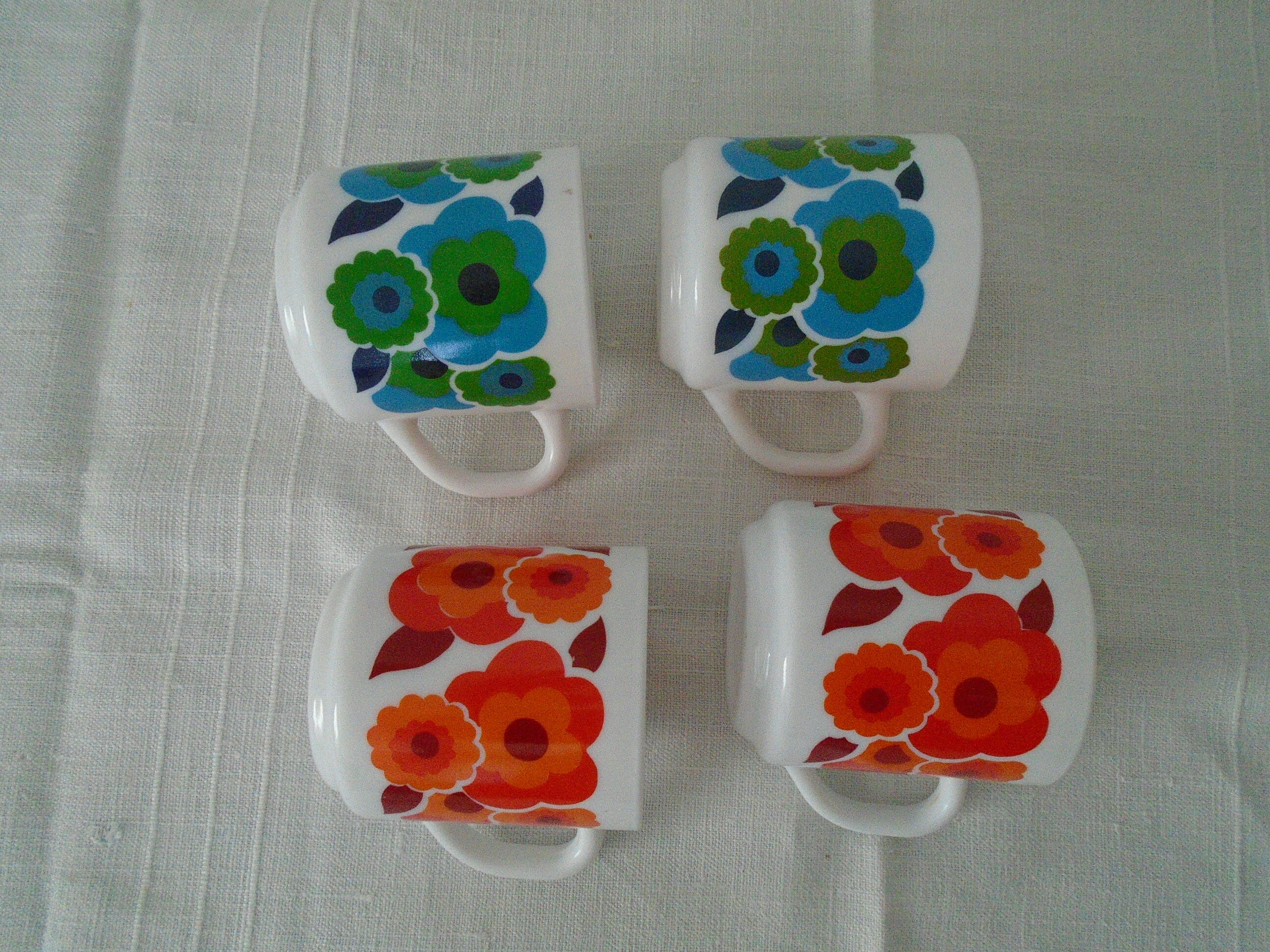 4 mugs lotus flowers red and blue arcopal vintage france
