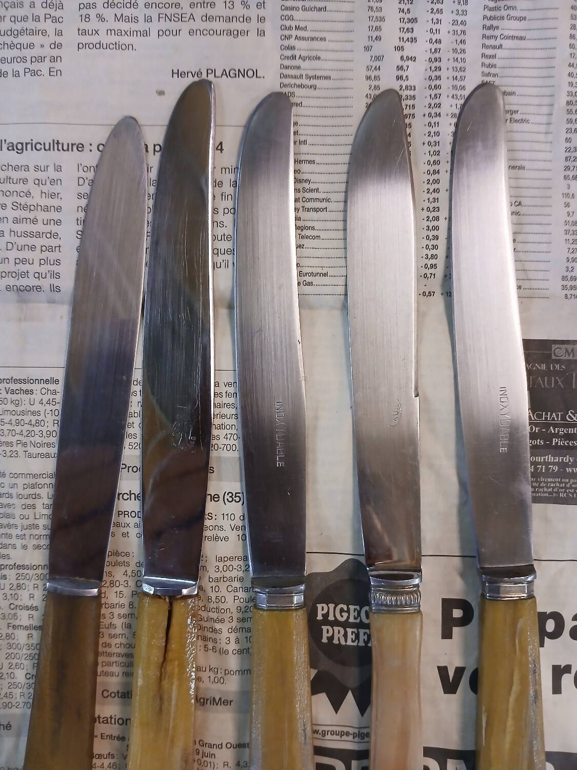 5 mismatched antique knives