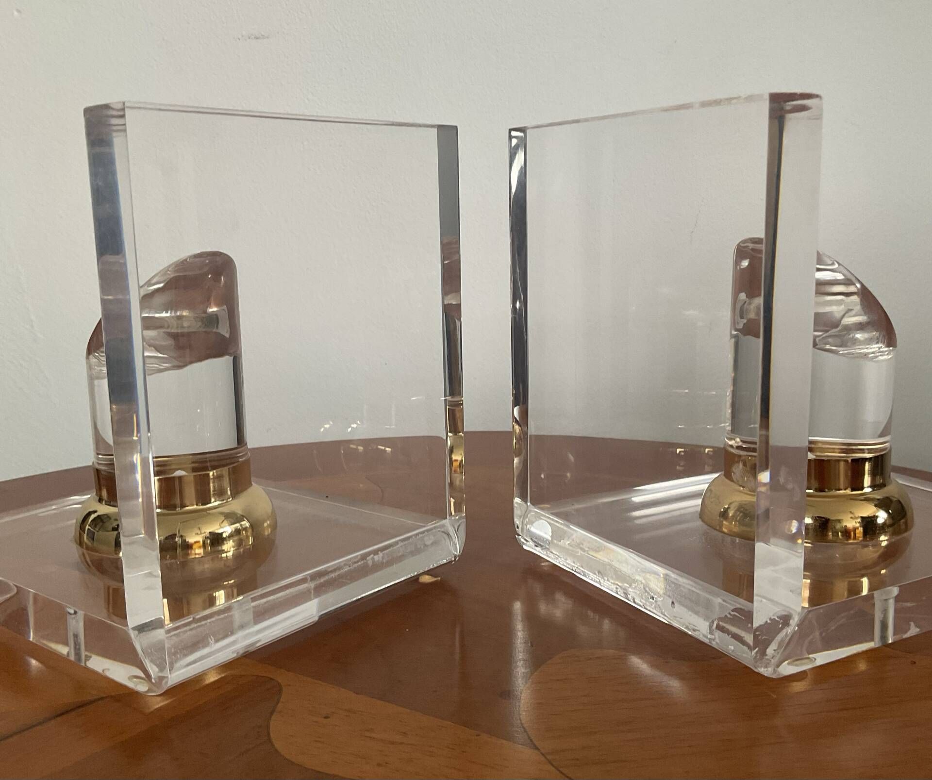 Vintage pair of bookends in lucite and brass from the 1970s.