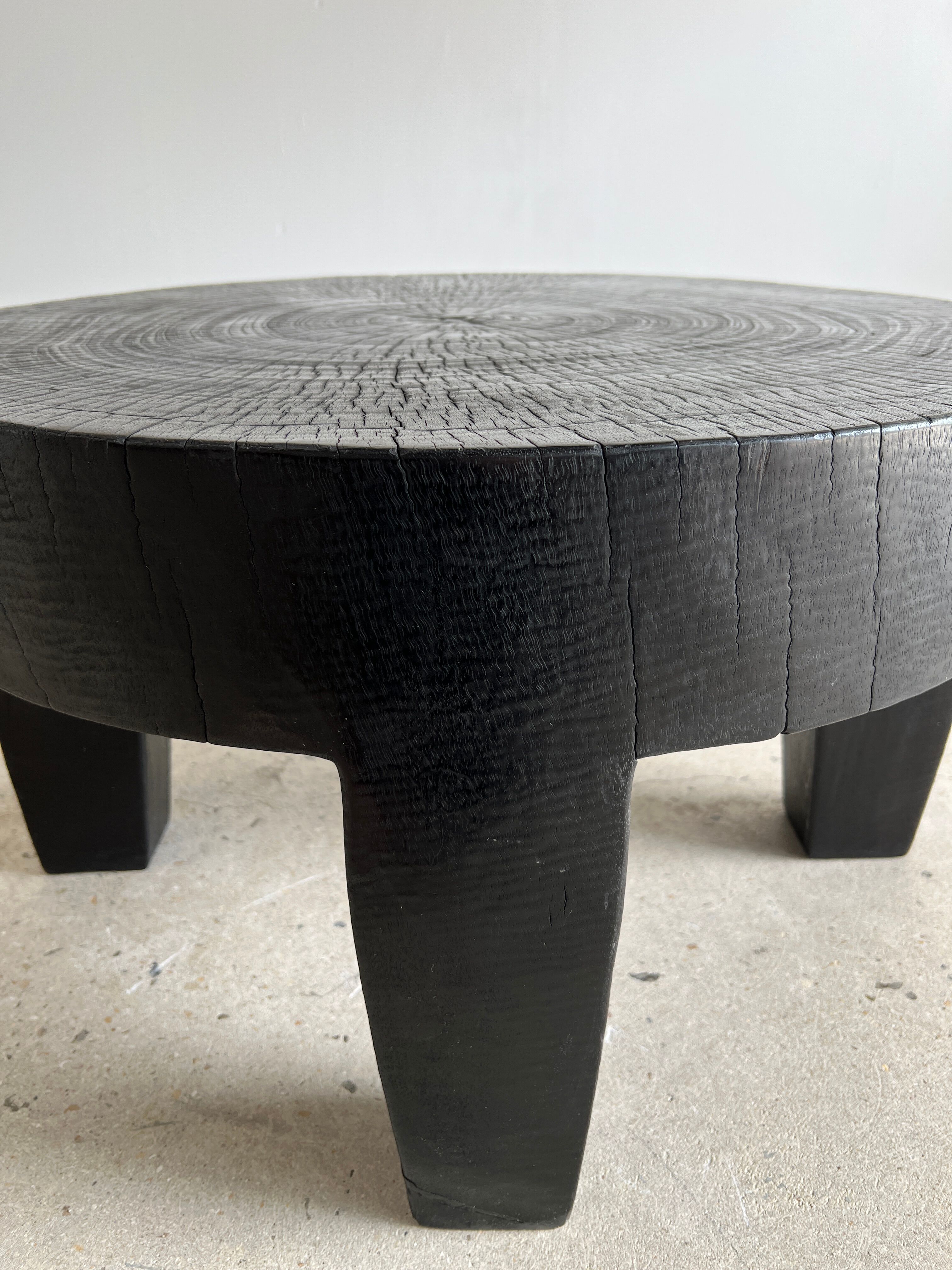 Coffee table en bois massif monoxyle noir