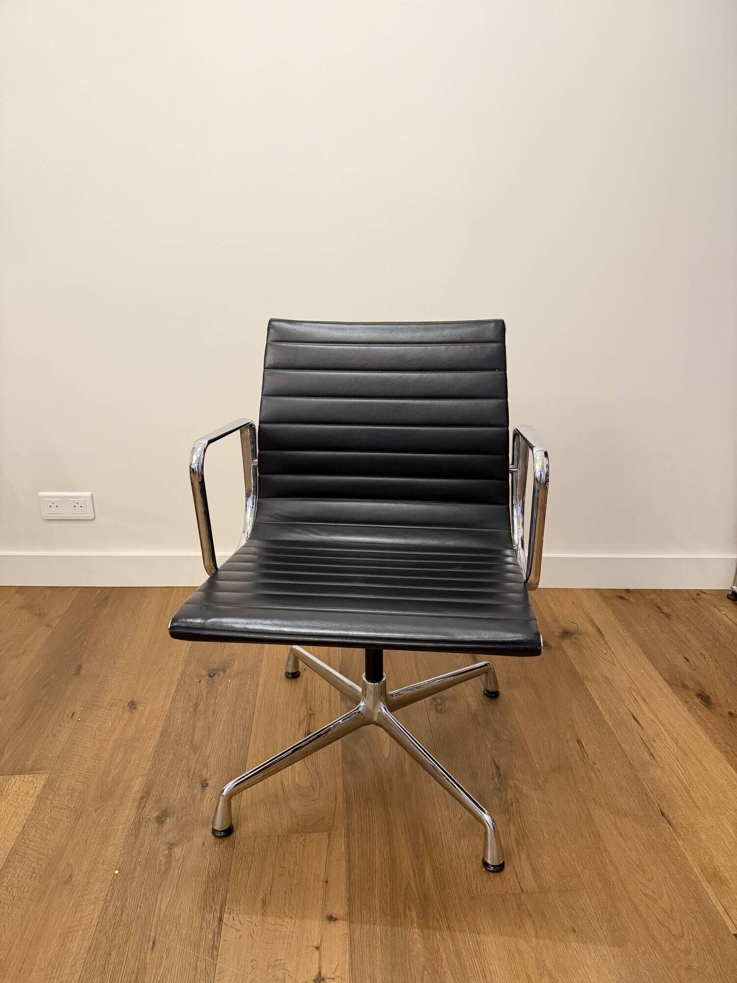 8 Aluminium Chairs EA
