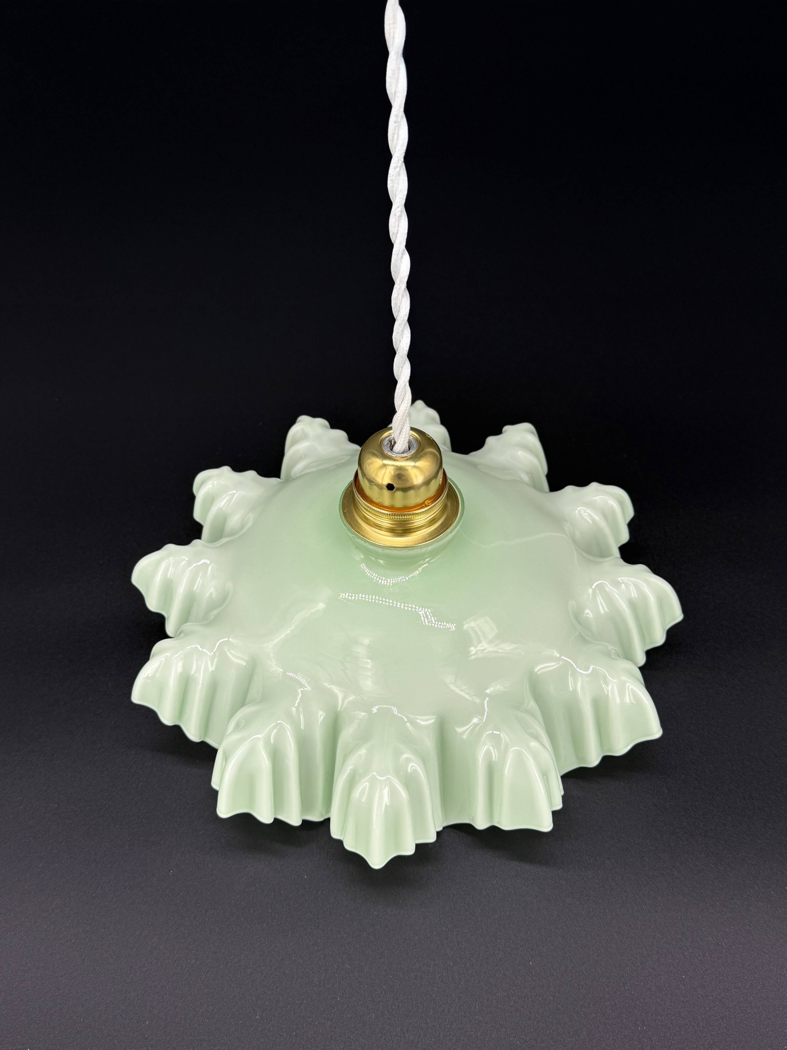 Suspension drapée en verre opaline vert d’eau