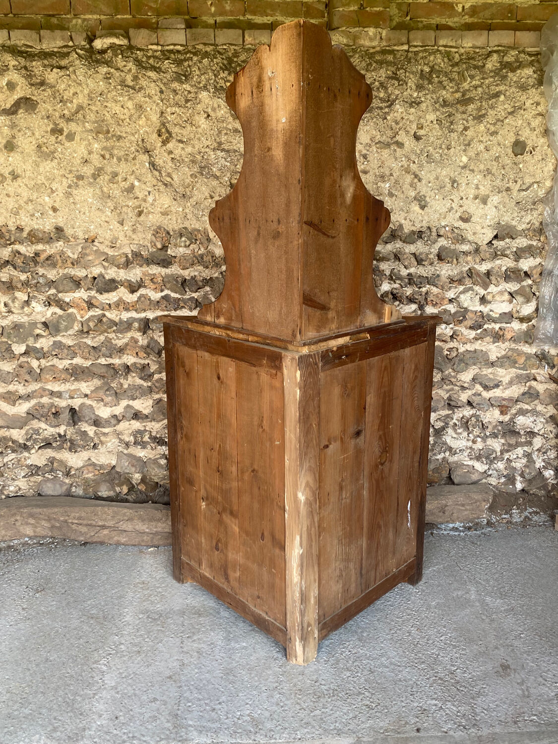Encoignure ancienne avec étagère