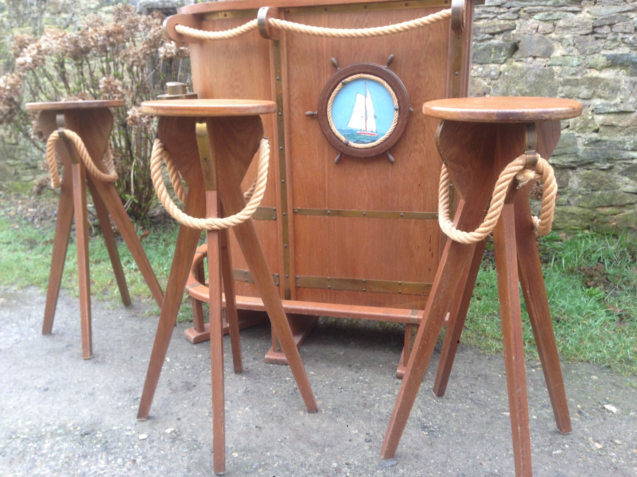 Bar d’angle en chêne marine avec ses 3 tabourets